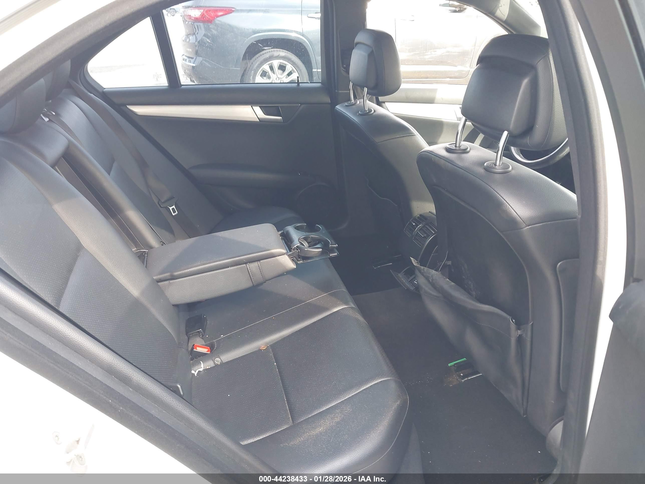 MERCEDES-BENZ C-CLASS image 8