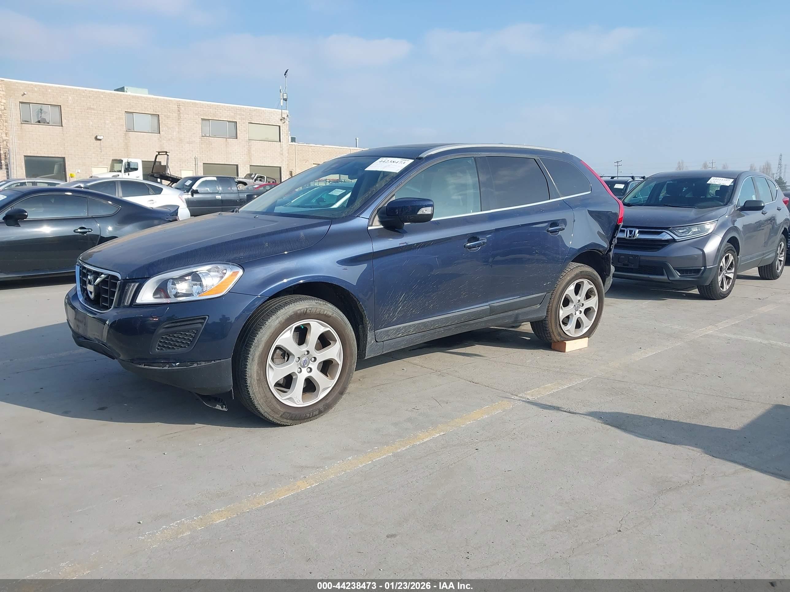 VOLVO XC60 image 2