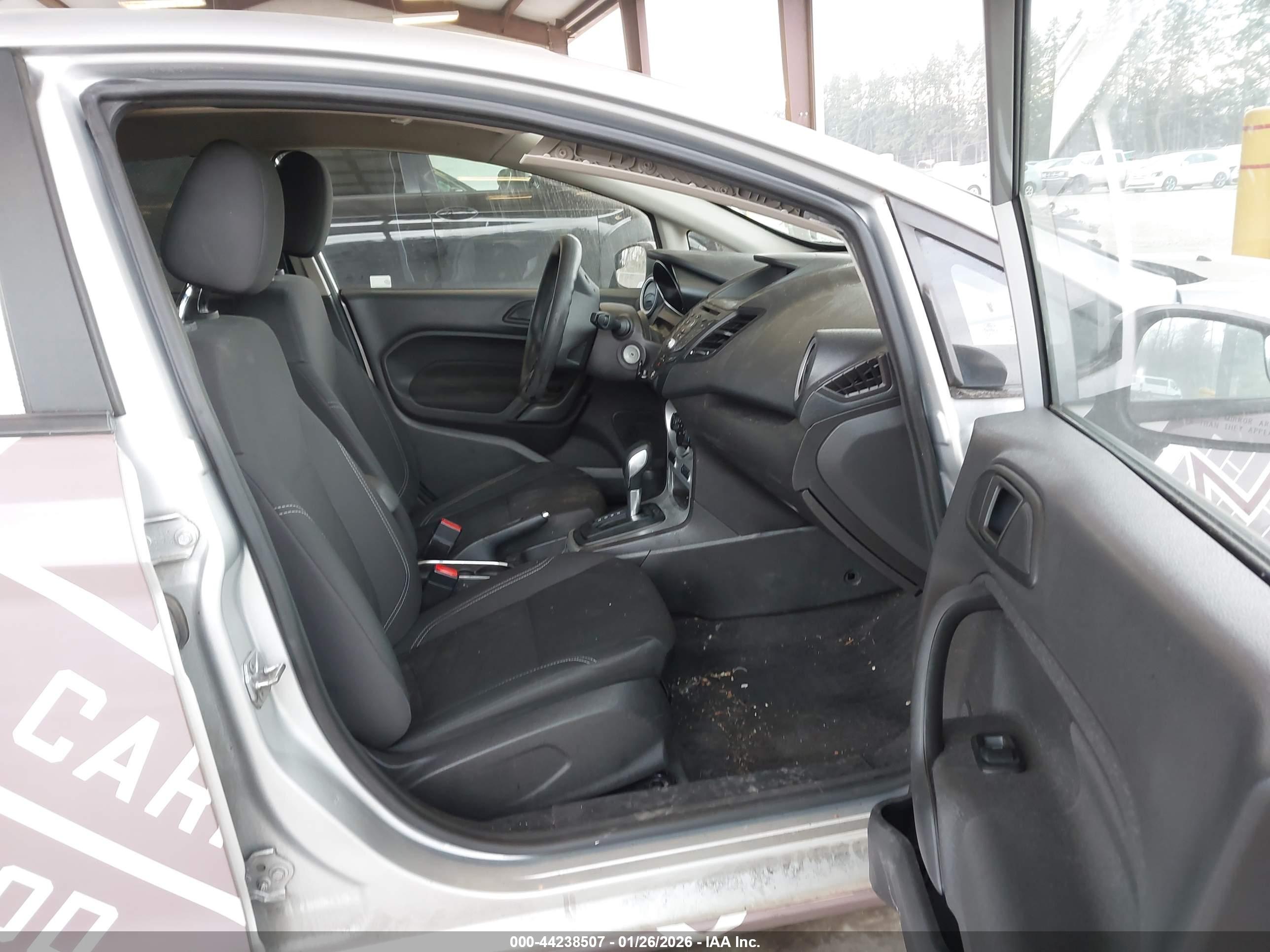 FORD FIESTA image 5