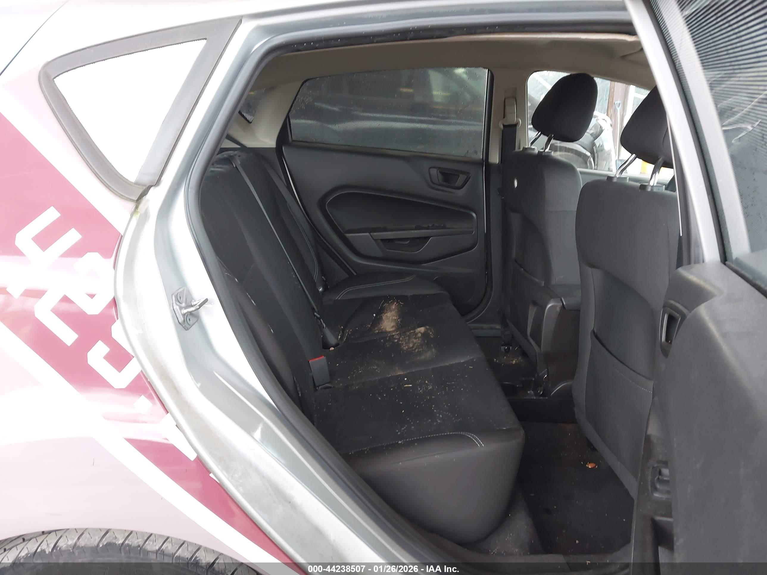 FORD FIESTA image 8