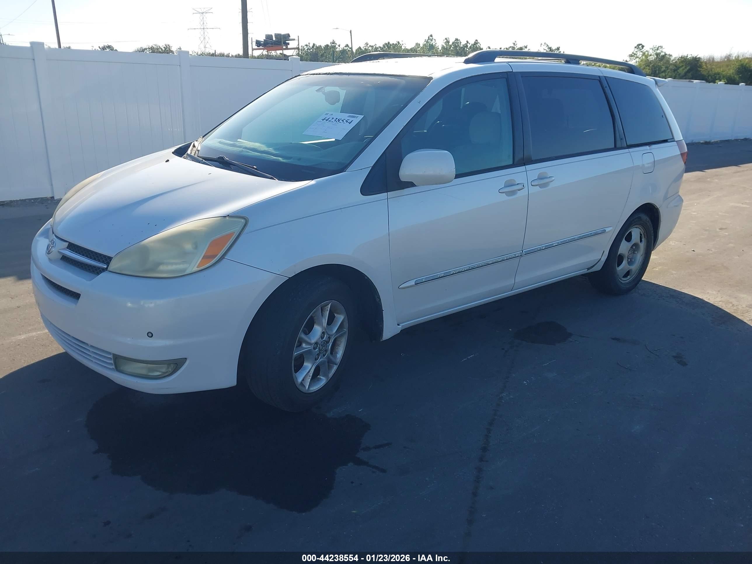 TOYOTA SIENNA image 2