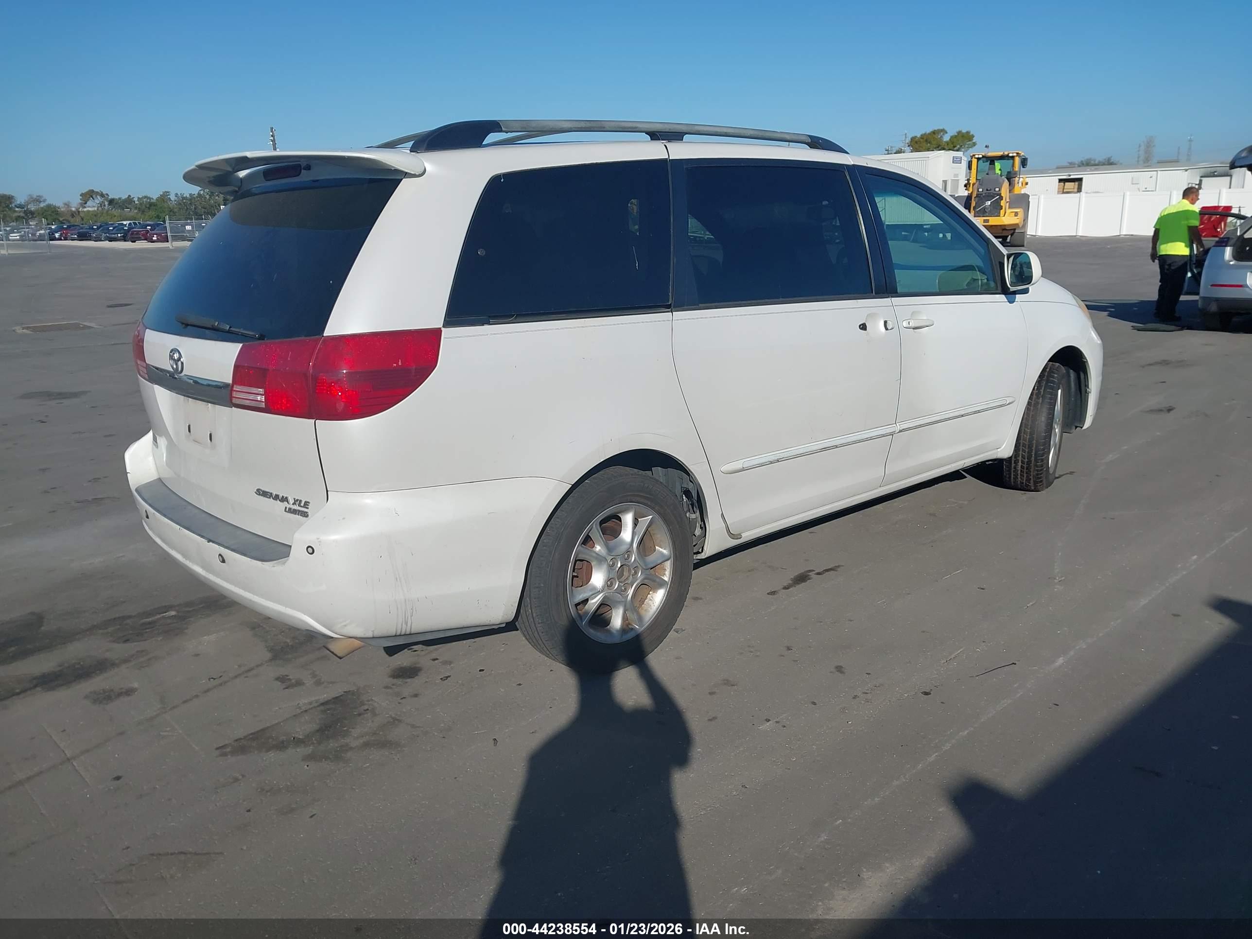 TOYOTA SIENNA image 4