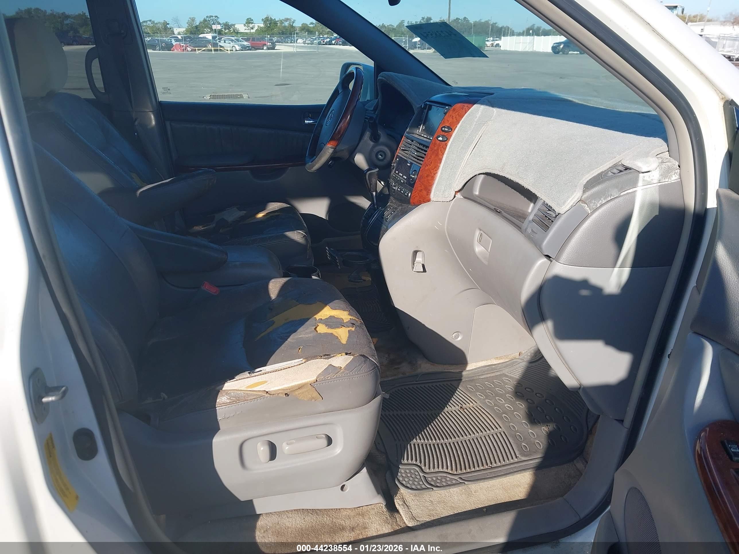 TOYOTA SIENNA image 5