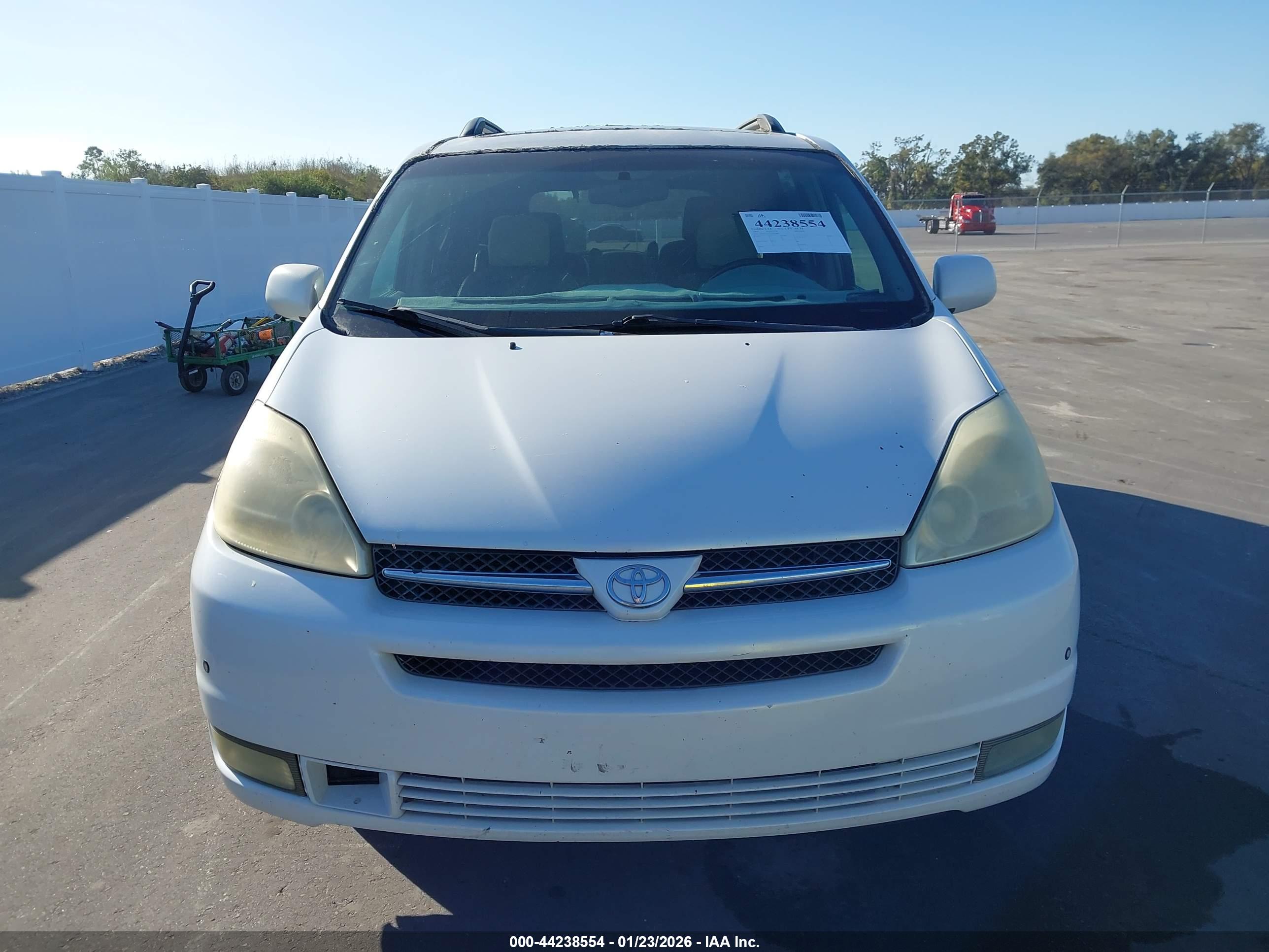 TOYOTA SIENNA image 6
