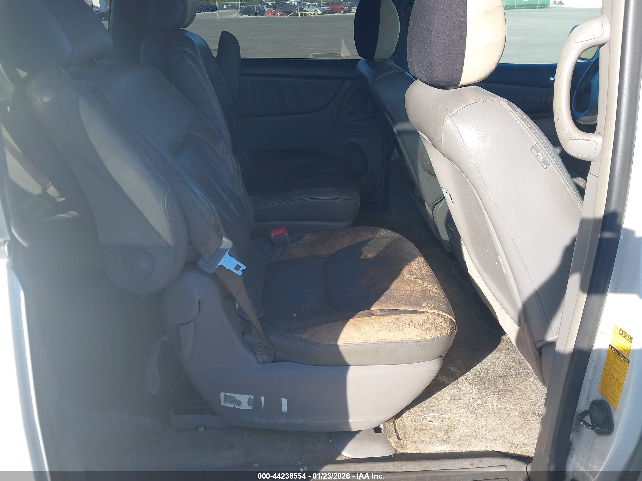 TOYOTA SIENNA image 8