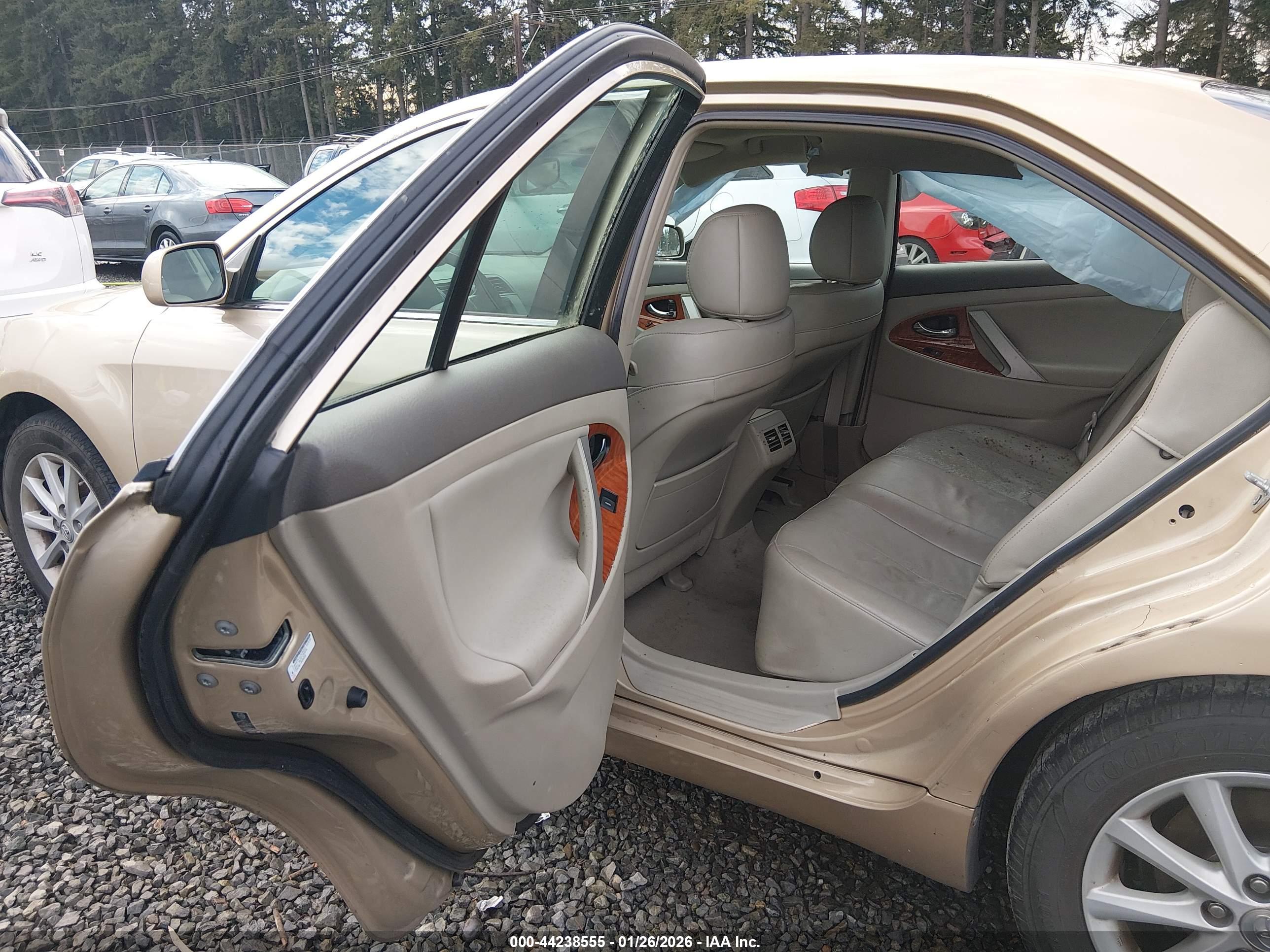 TOYOTA CAMRY image 8