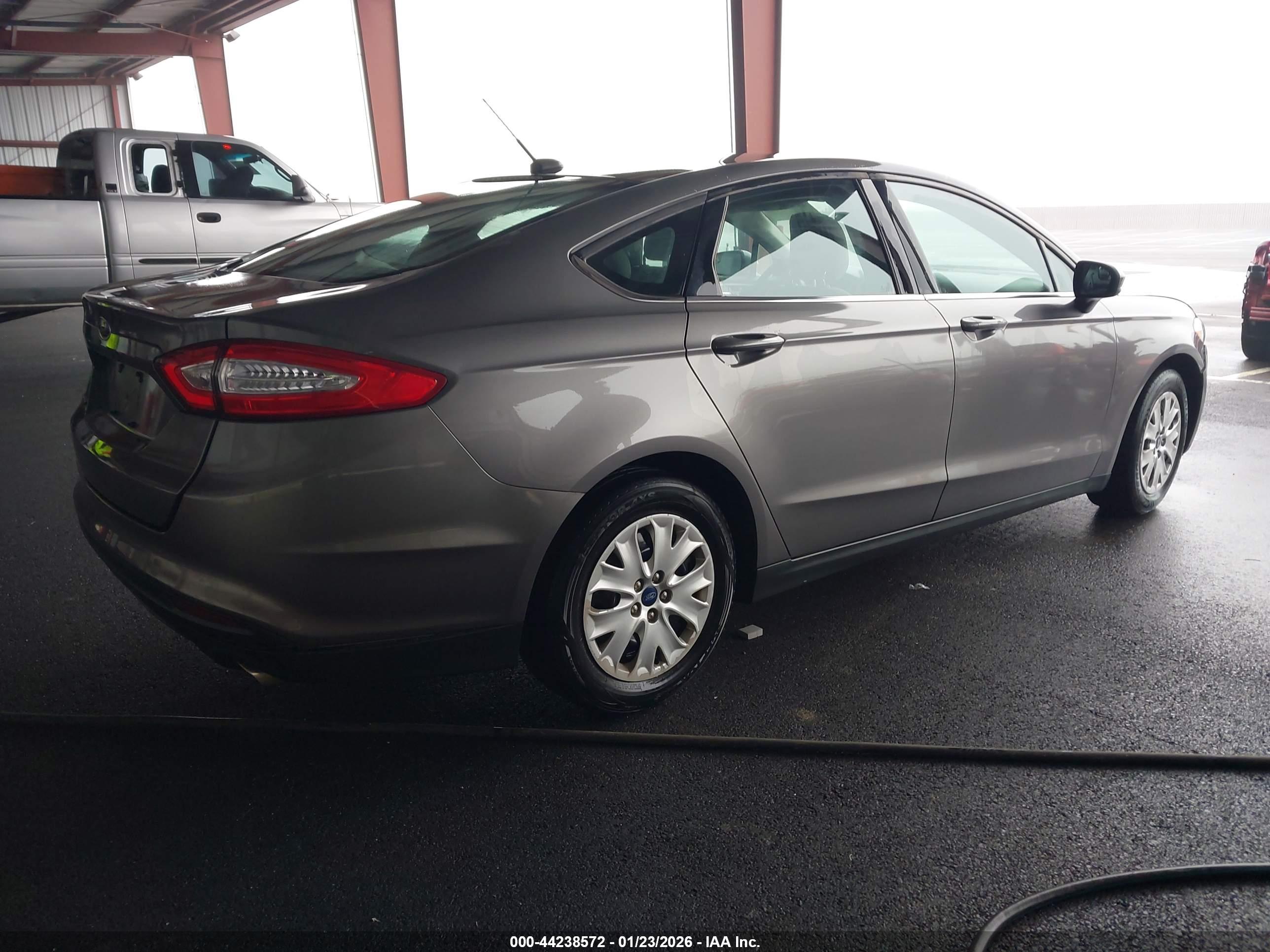 FORD FUSION image 4