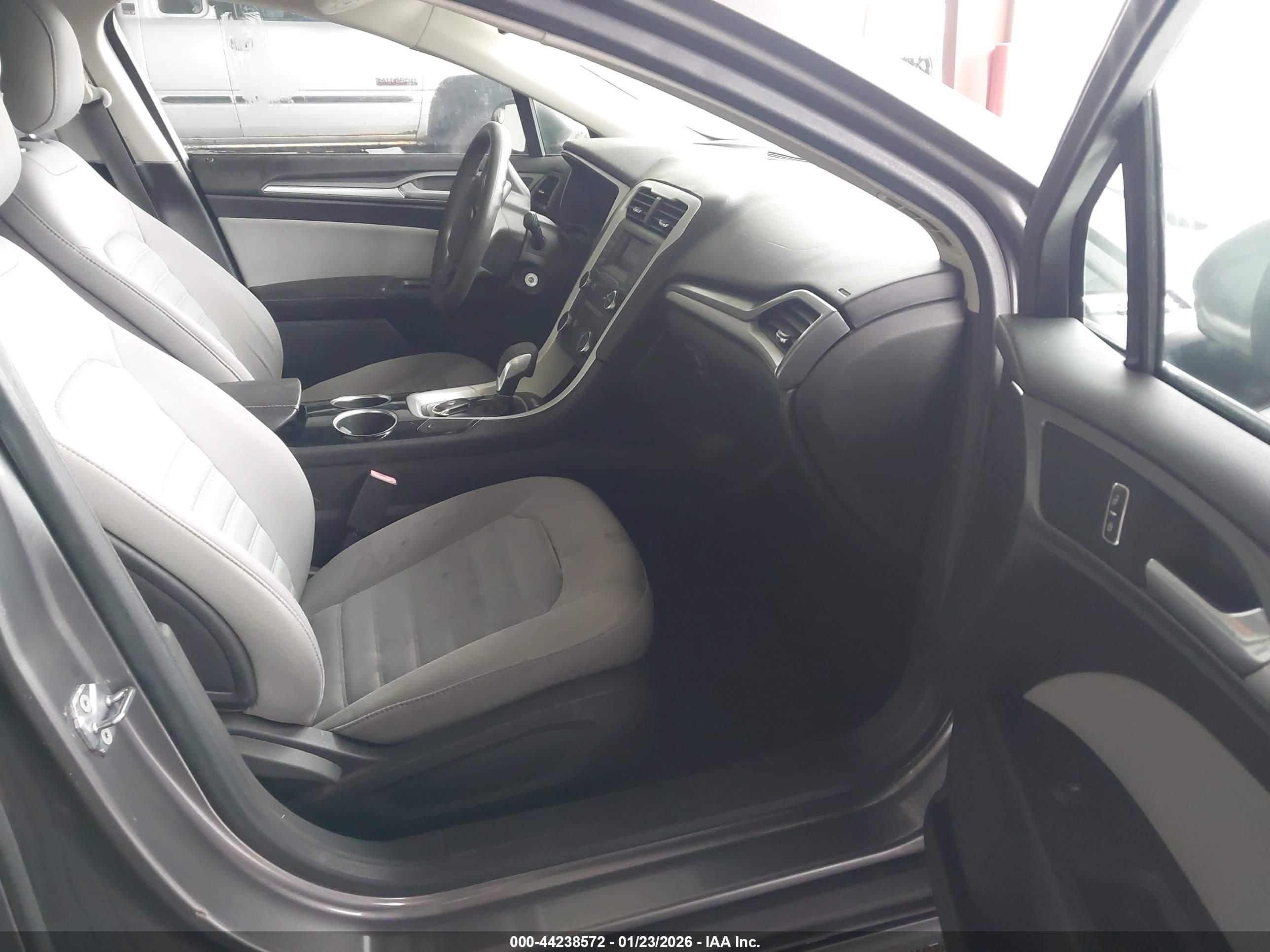 FORD FUSION image 5