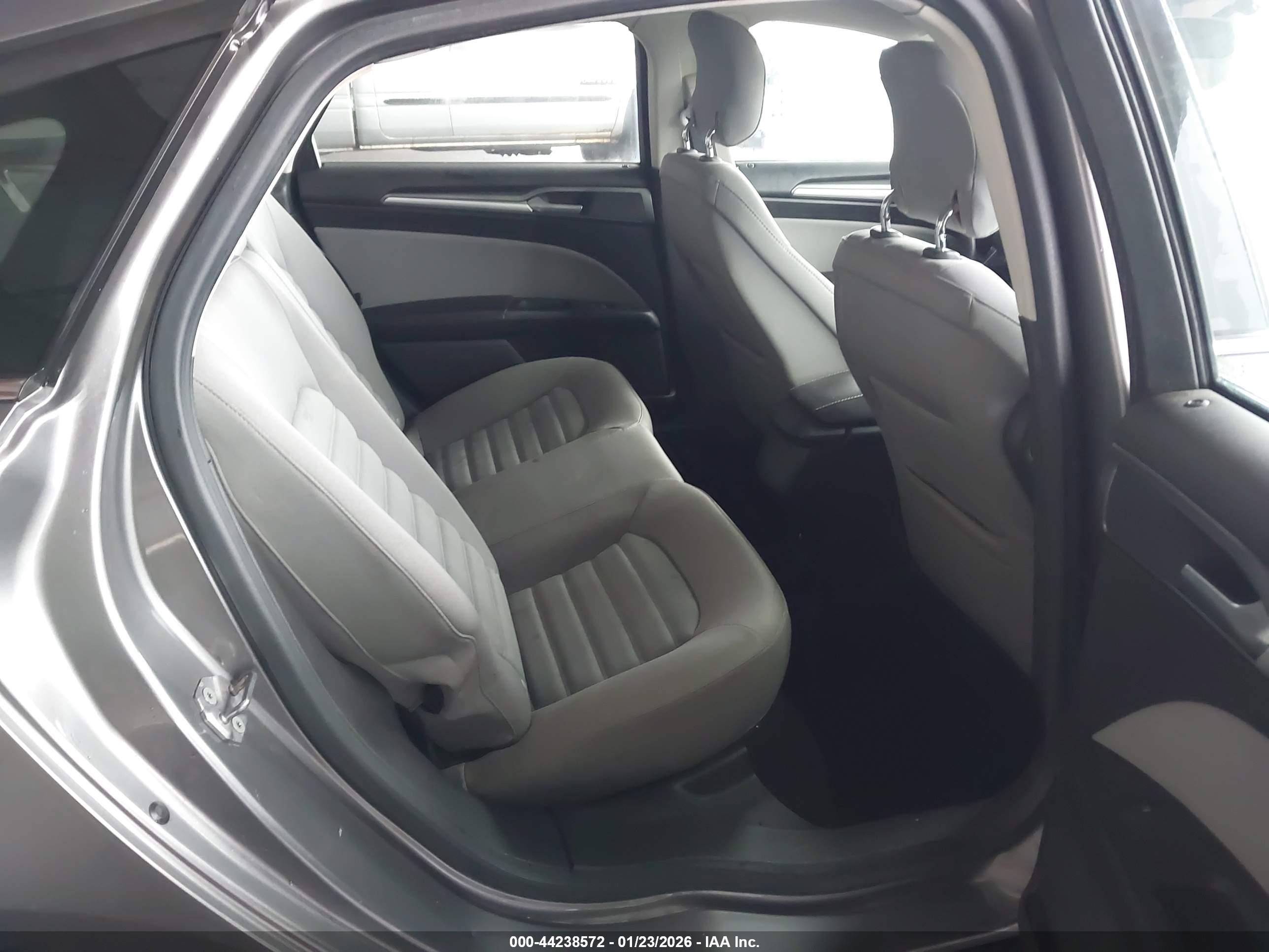 FORD FUSION image 8