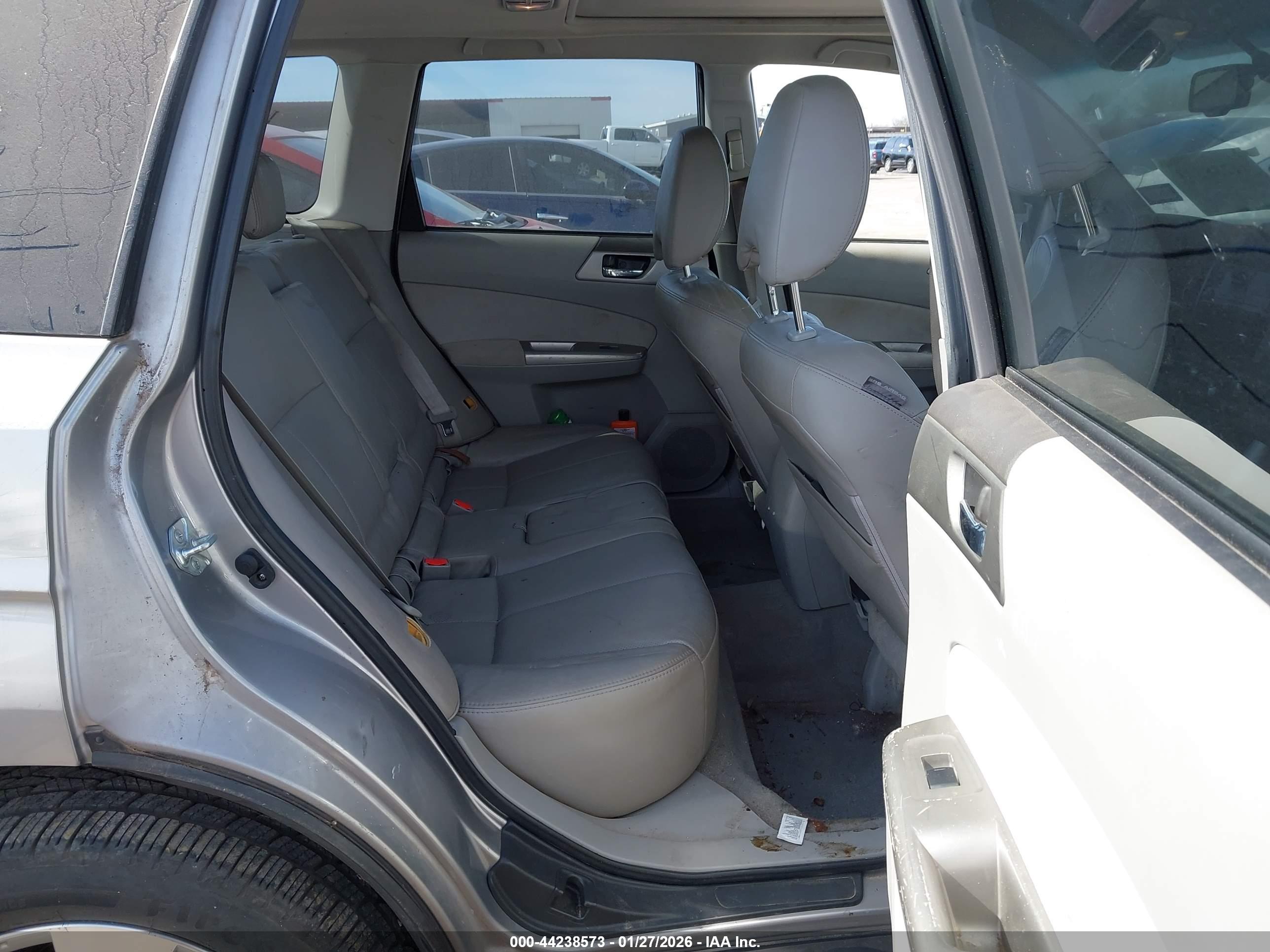 SUBARU FORESTER image 8