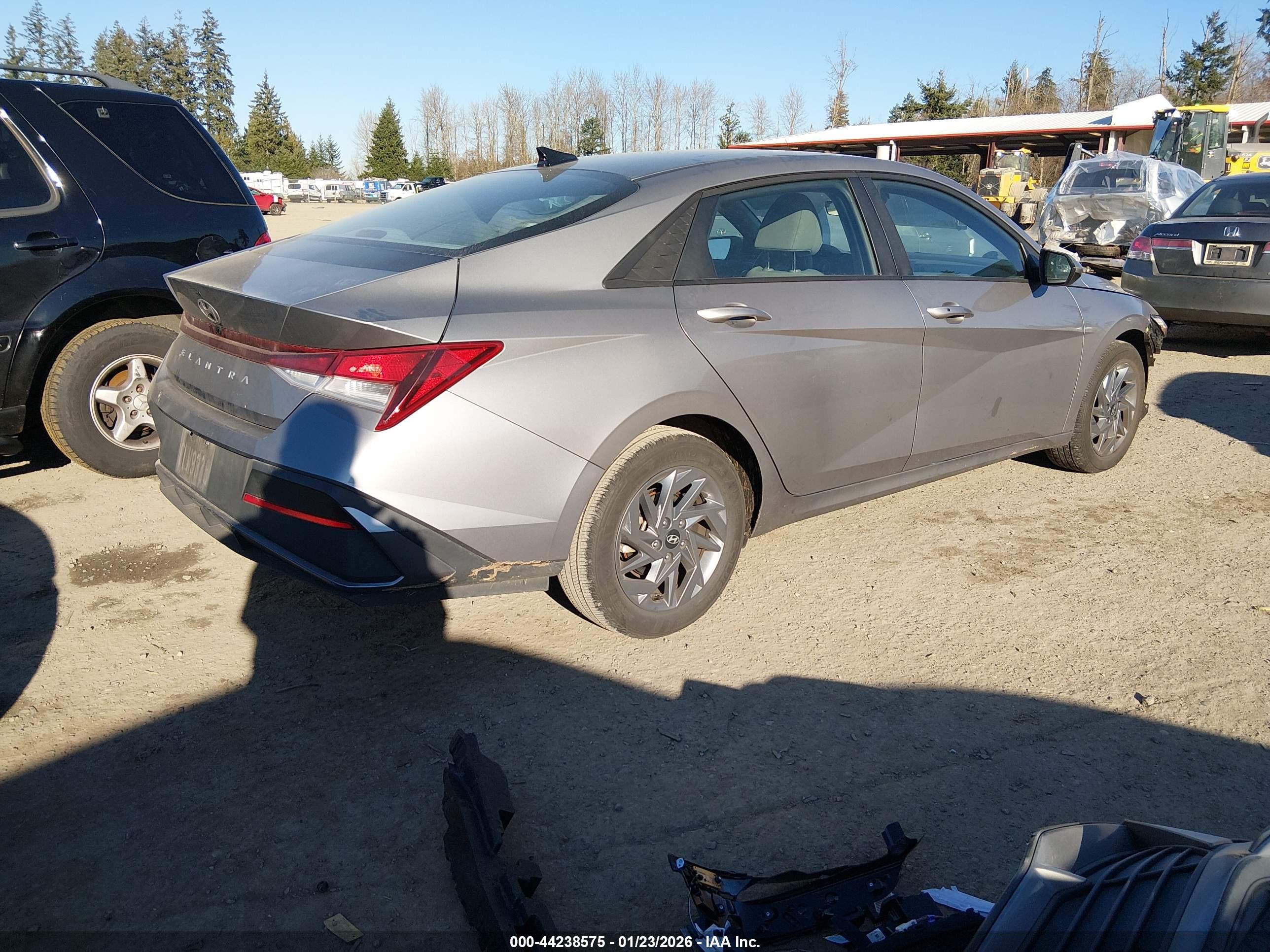 HYUNDAI ELANTRA image 4