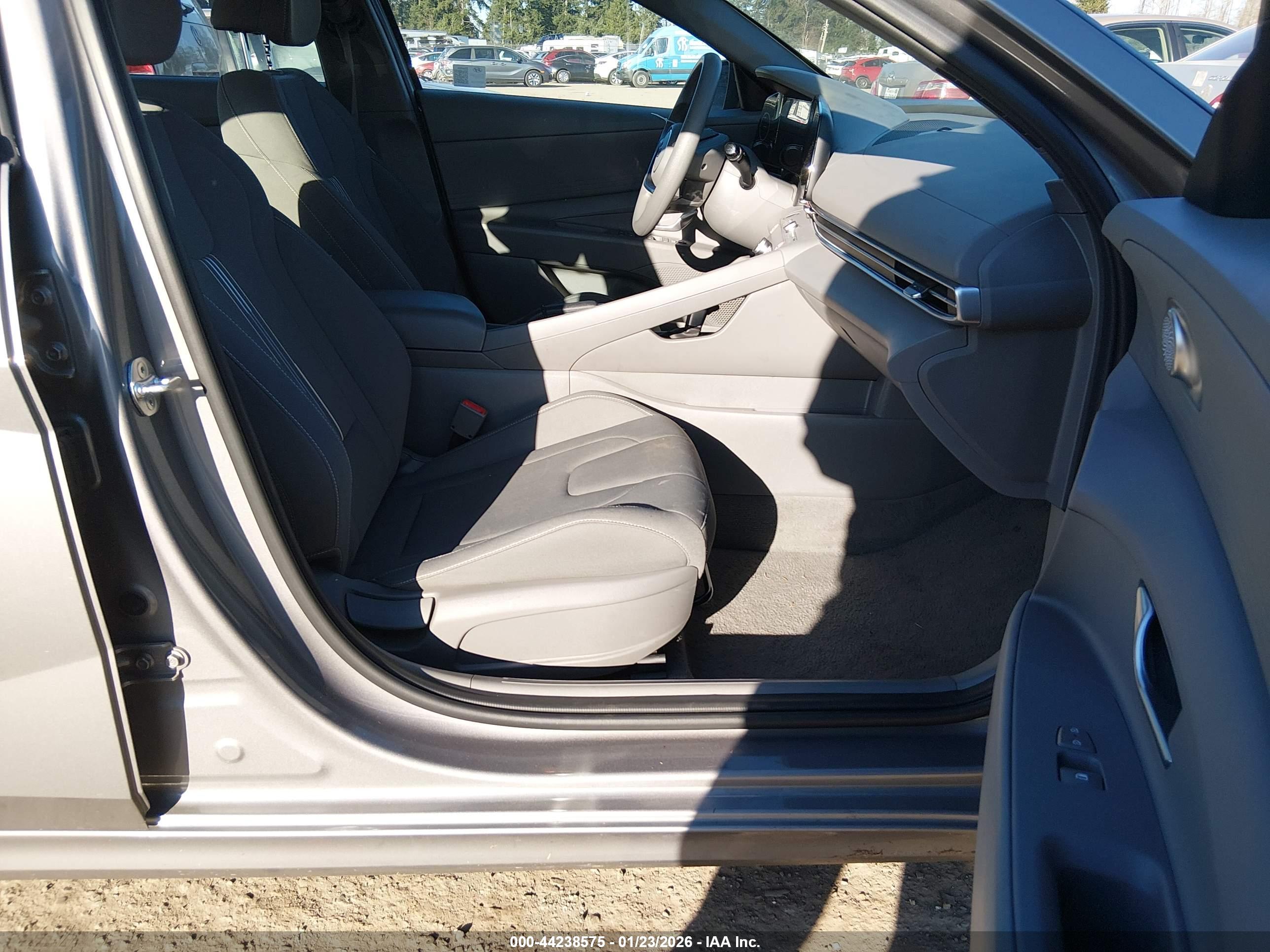 HYUNDAI ELANTRA image 5