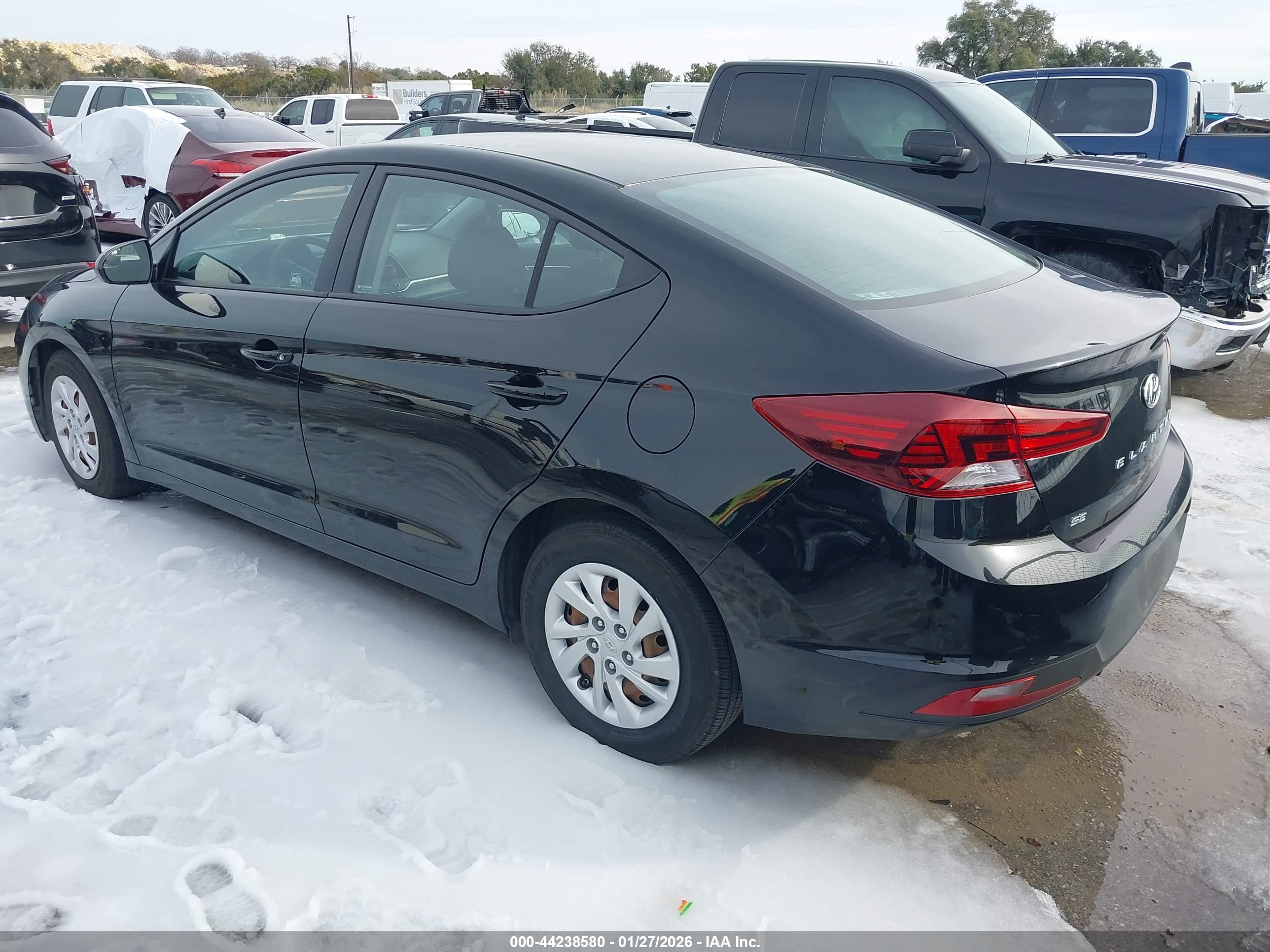 HYUNDAI ELANTRA image 3