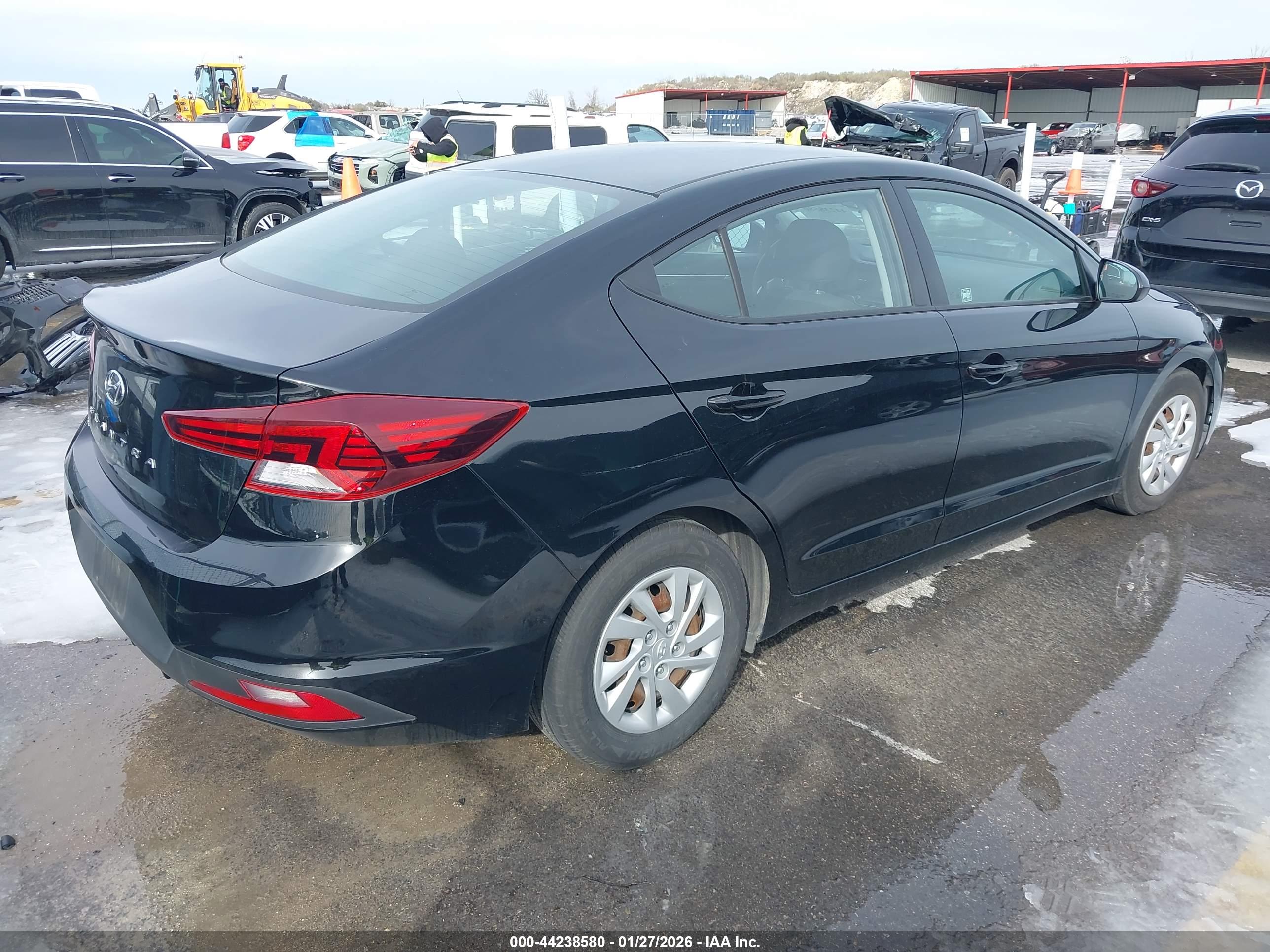 HYUNDAI ELANTRA image 4