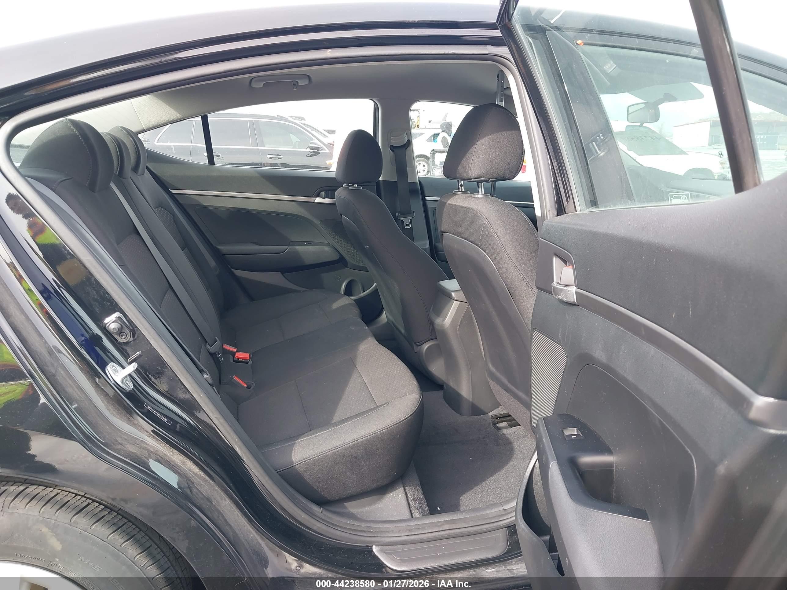 HYUNDAI ELANTRA image 8