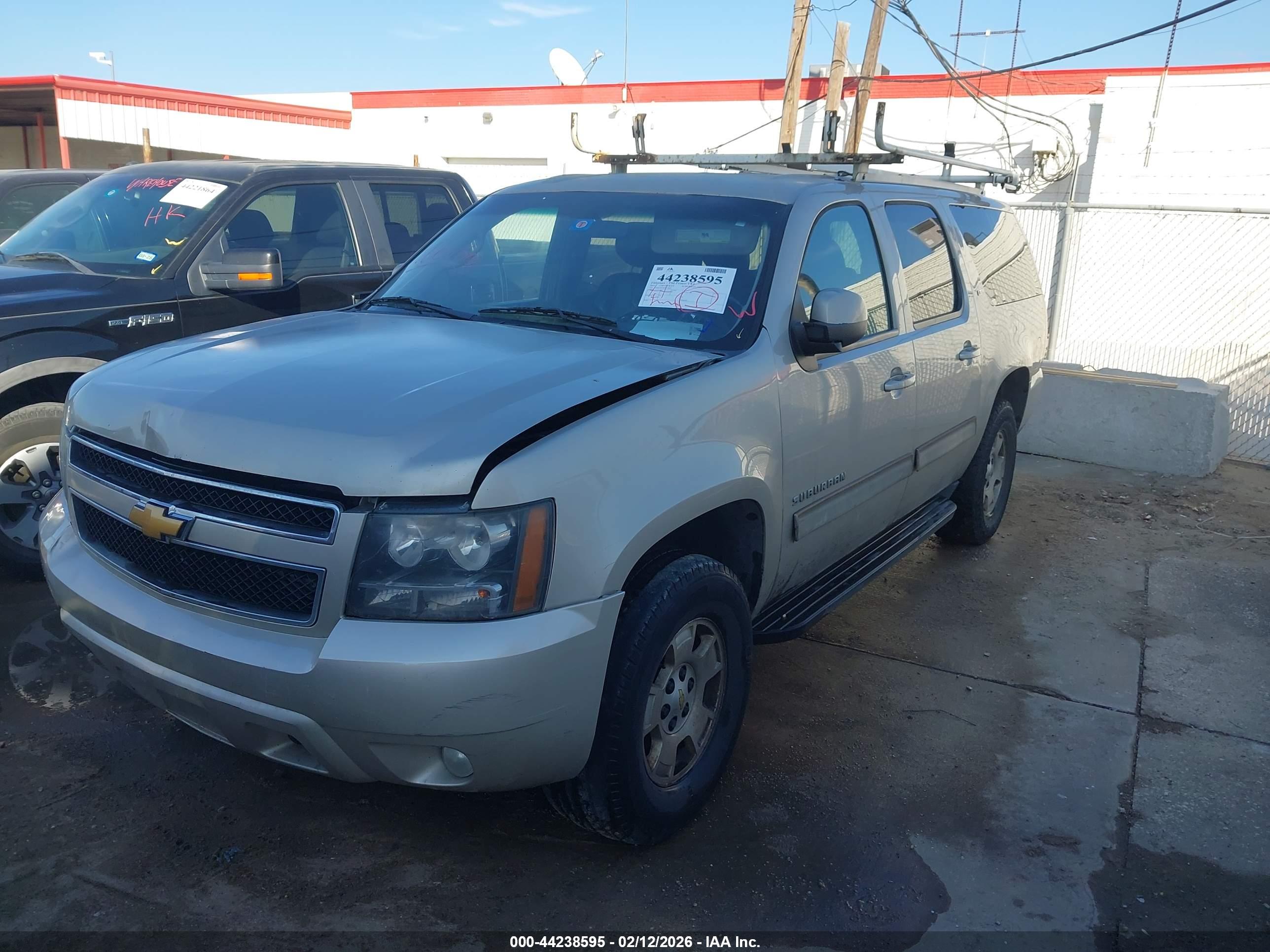 CHEVROLET SUBURBAN image 2