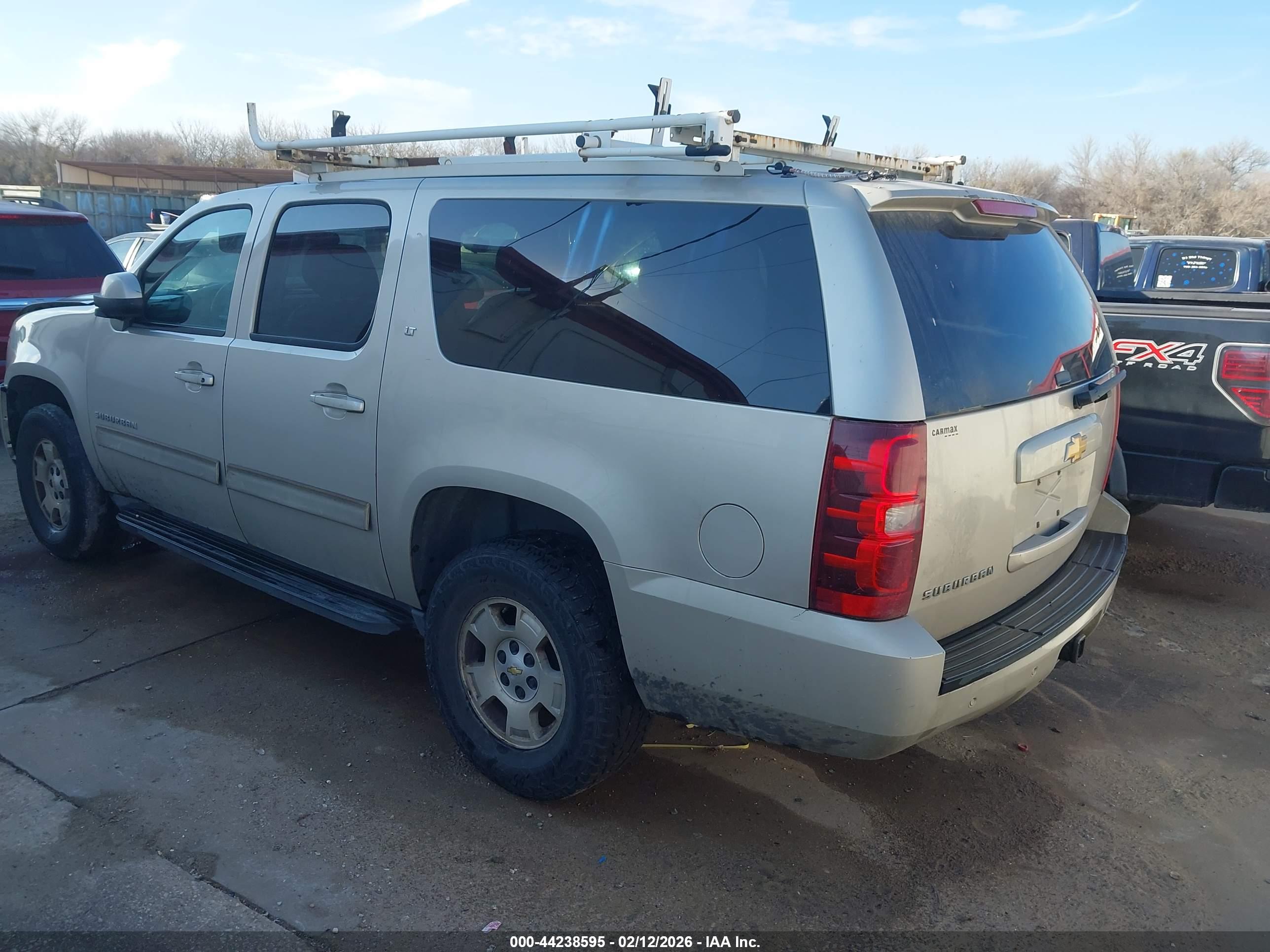 CHEVROLET SUBURBAN image 3