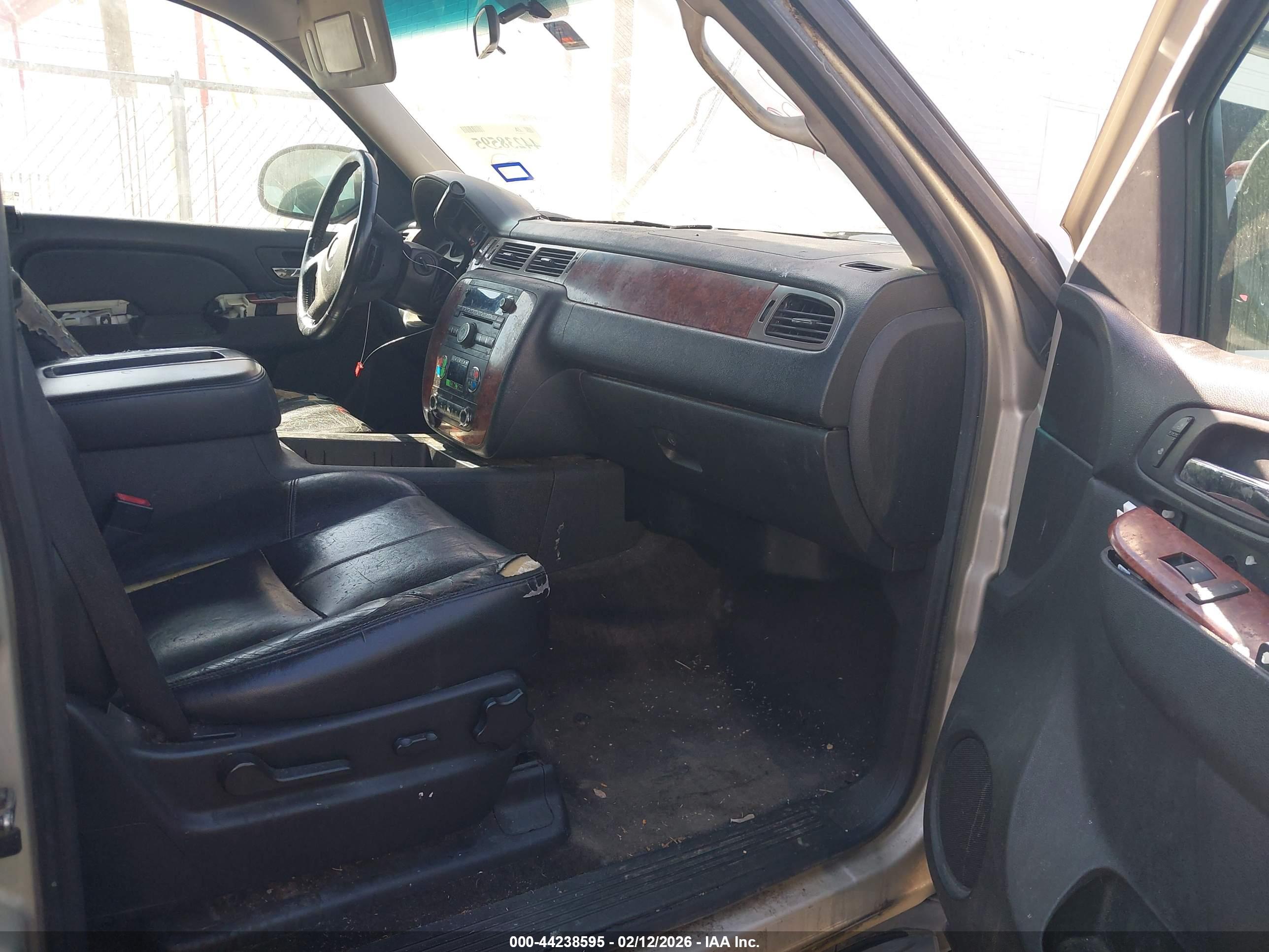 CHEVROLET SUBURBAN image 5