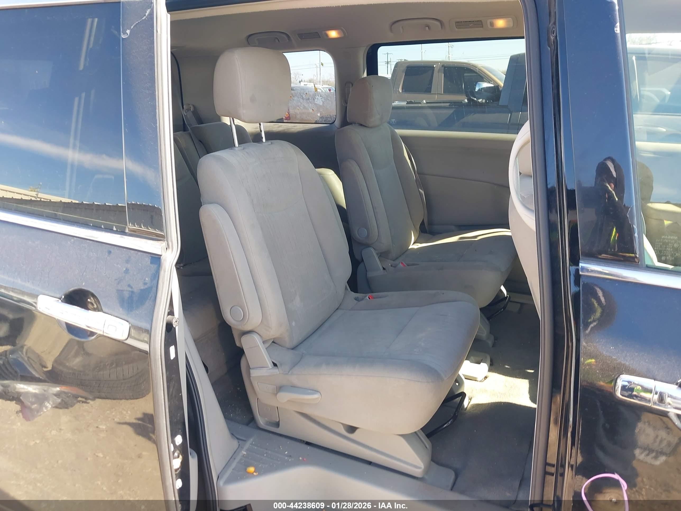 NISSAN QUEST image 8