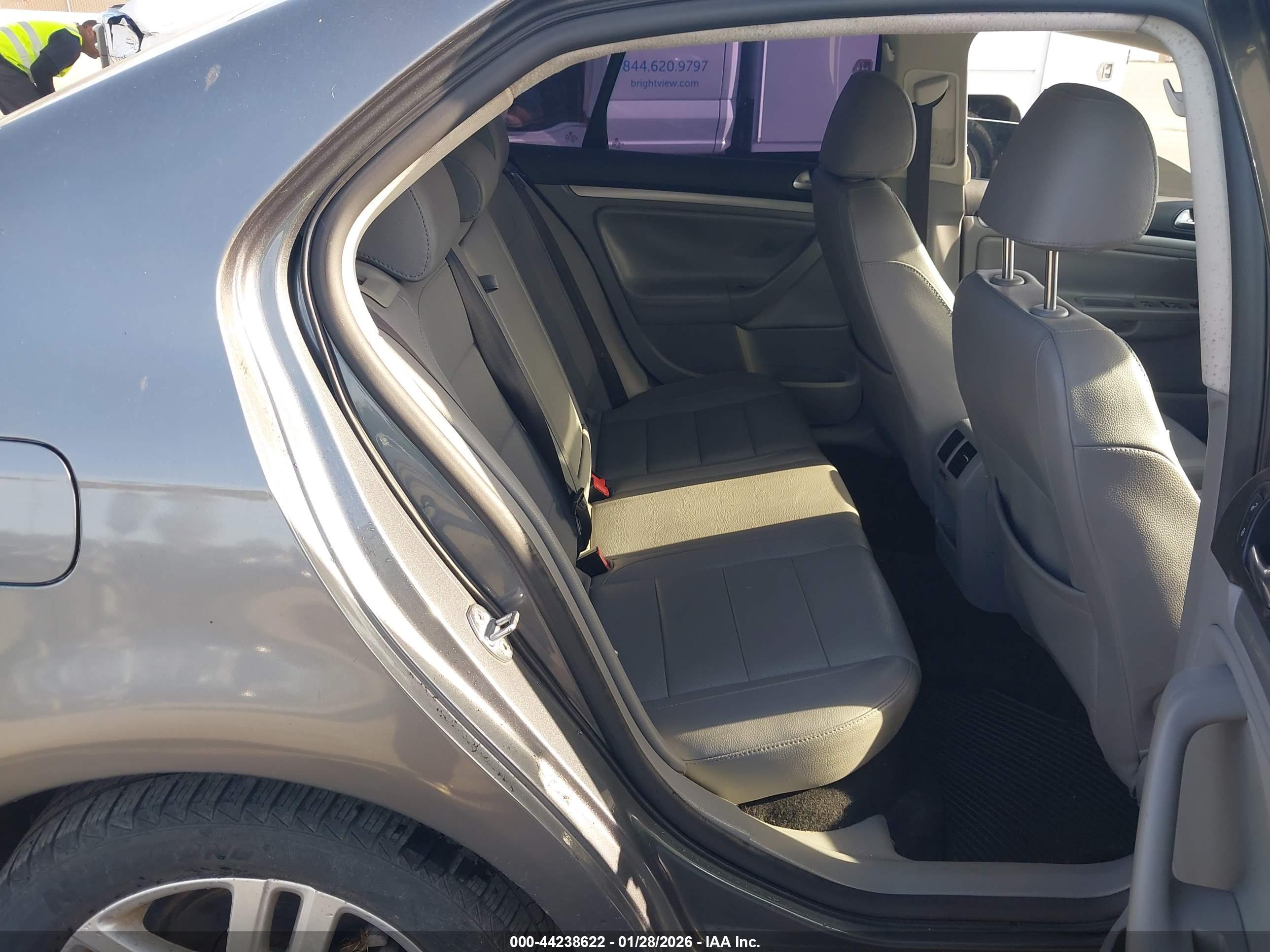 VOLKSWAGEN JETTA image 8