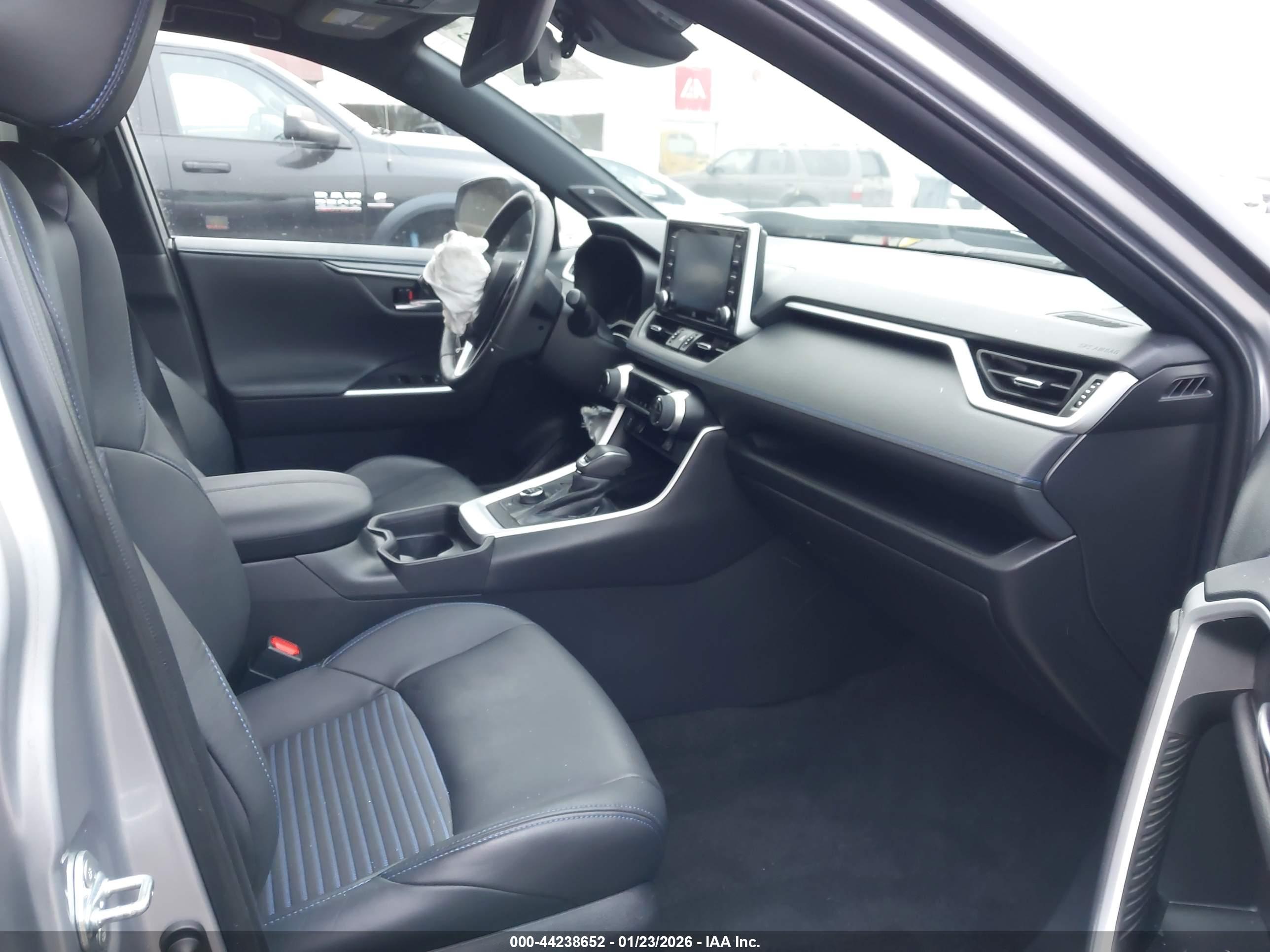 TOYOTA RAV4 image 5