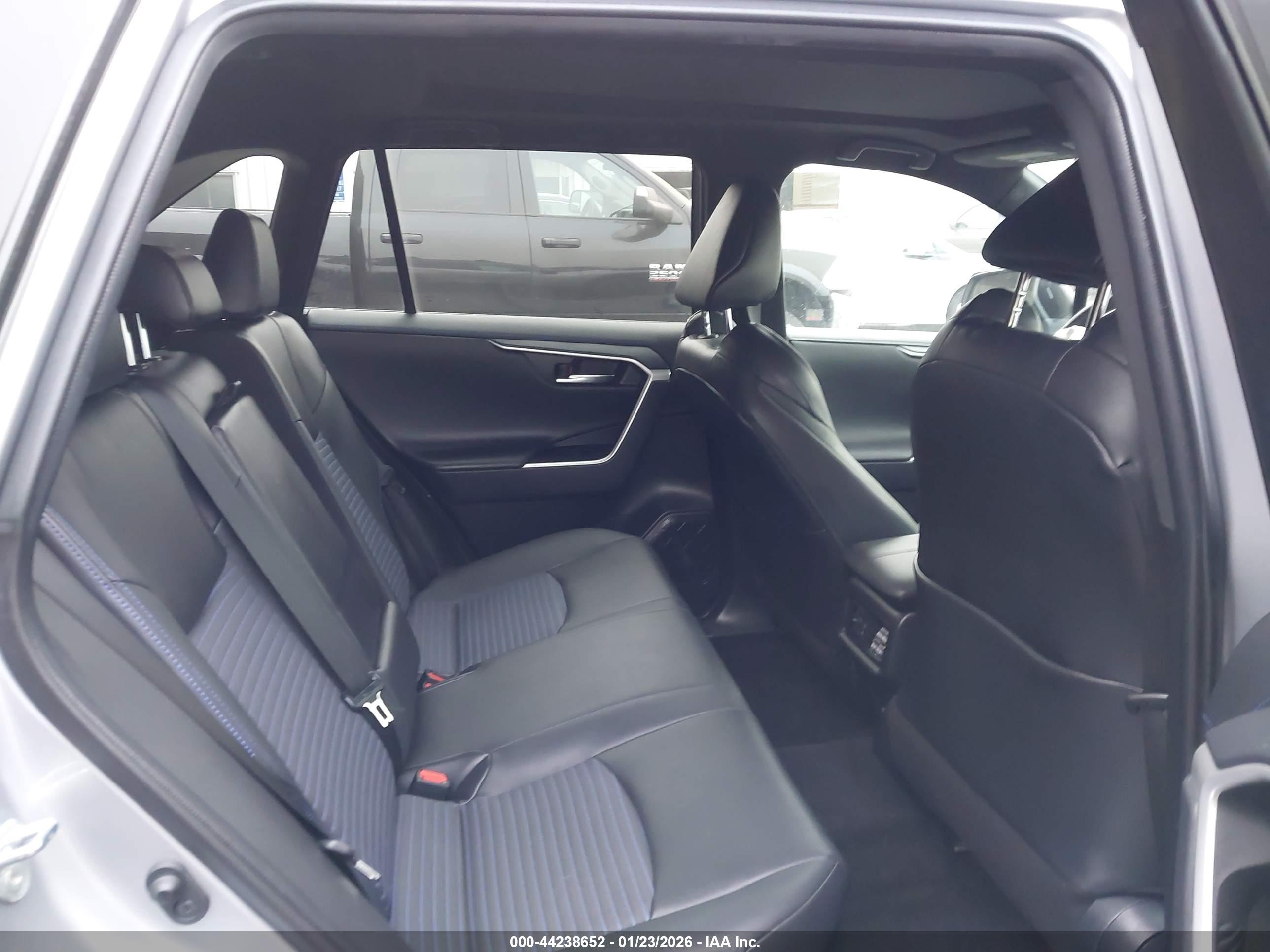 TOYOTA RAV4 image 8