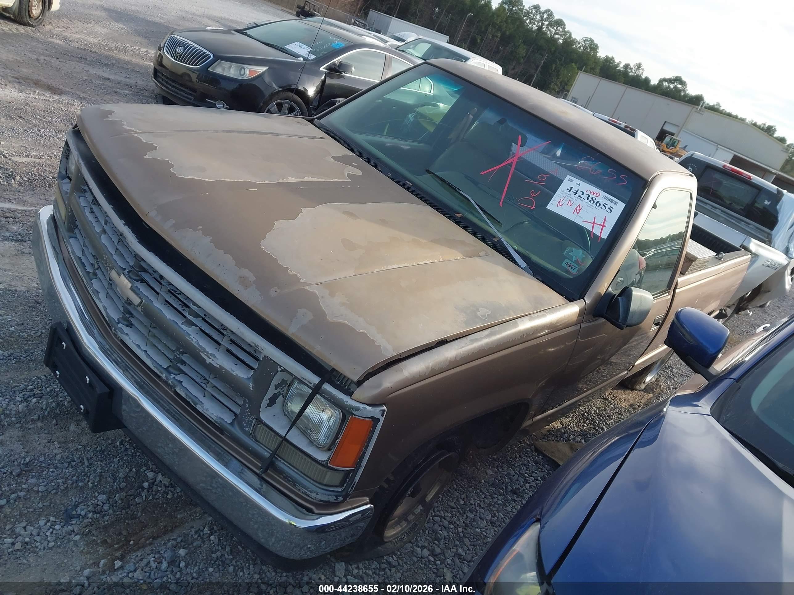 CHEVROLET GMT-400 image 2