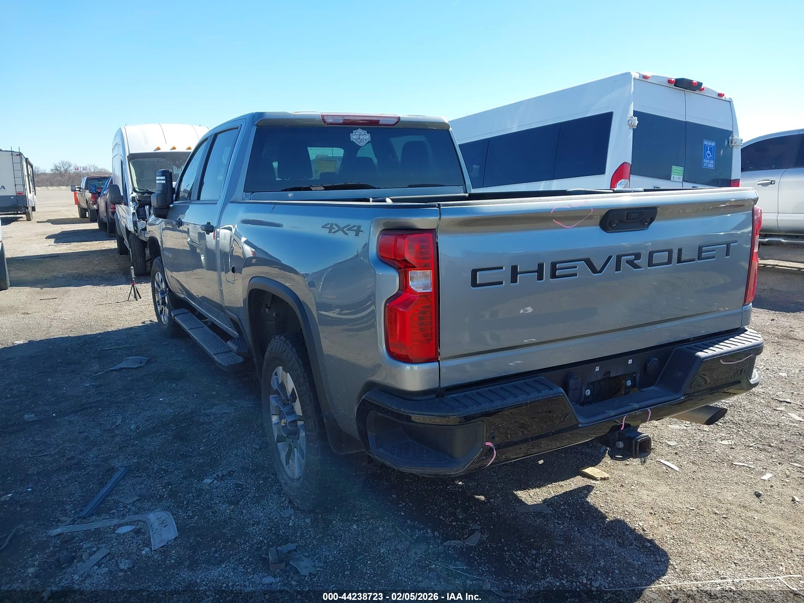 CHEVROLET SILVERADO image 3