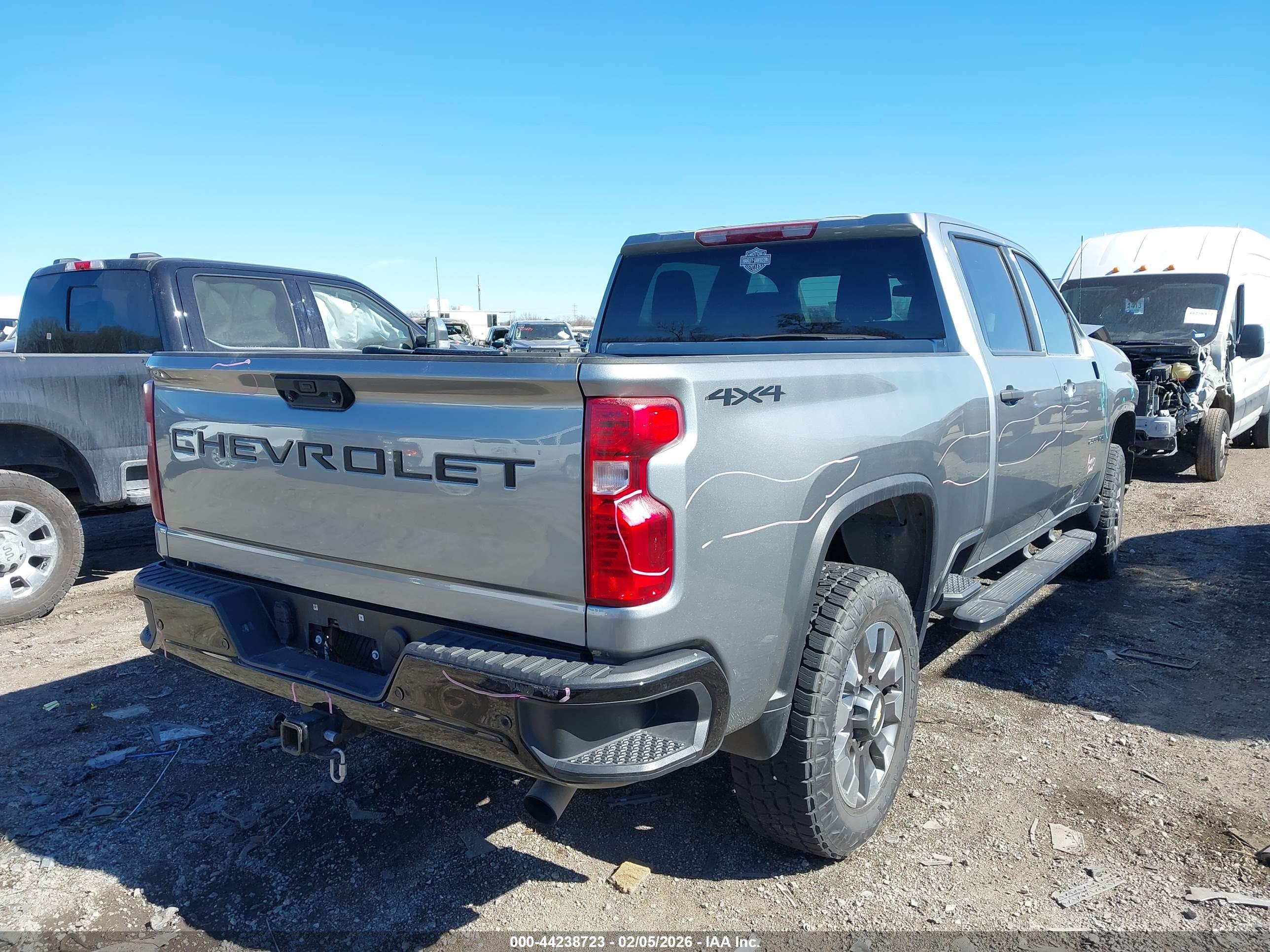CHEVROLET SILVERADO image 4