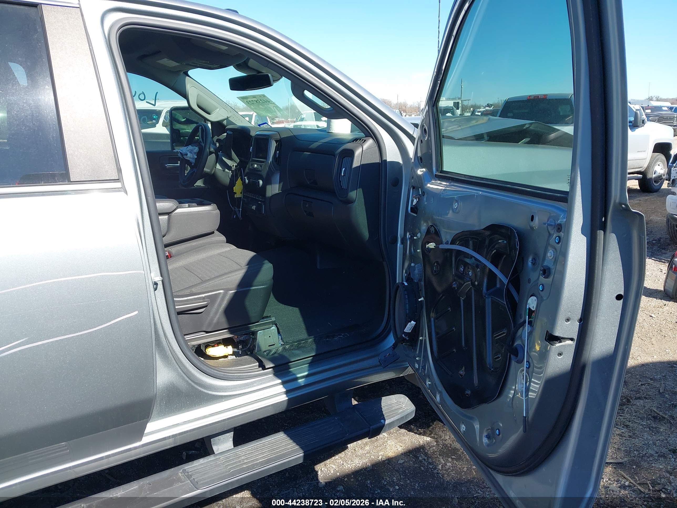 CHEVROLET SILVERADO image 5