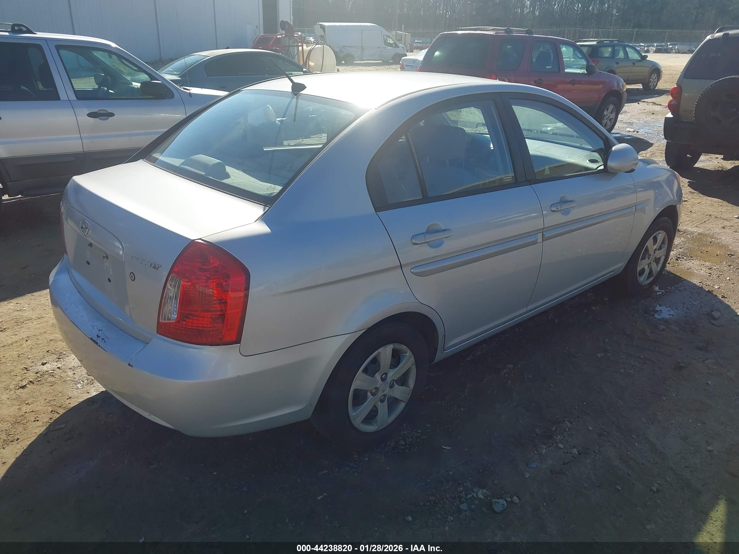 HYUNDAI ACCENT image 4
