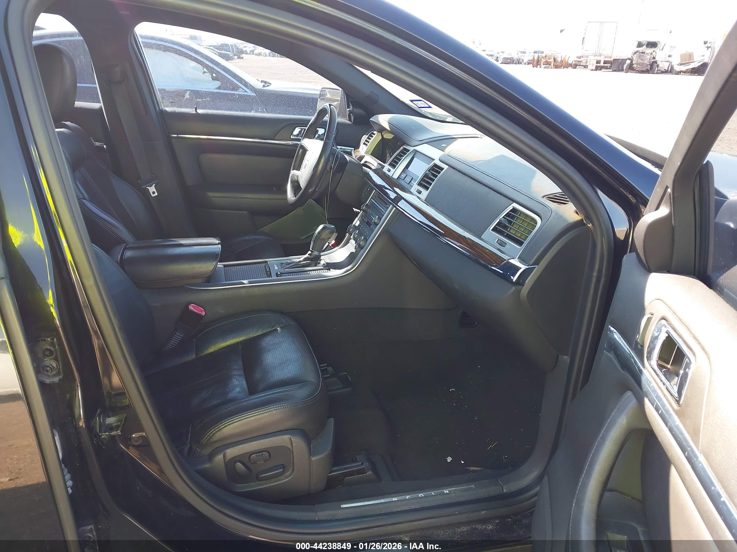 LINCOLN MKS image 5