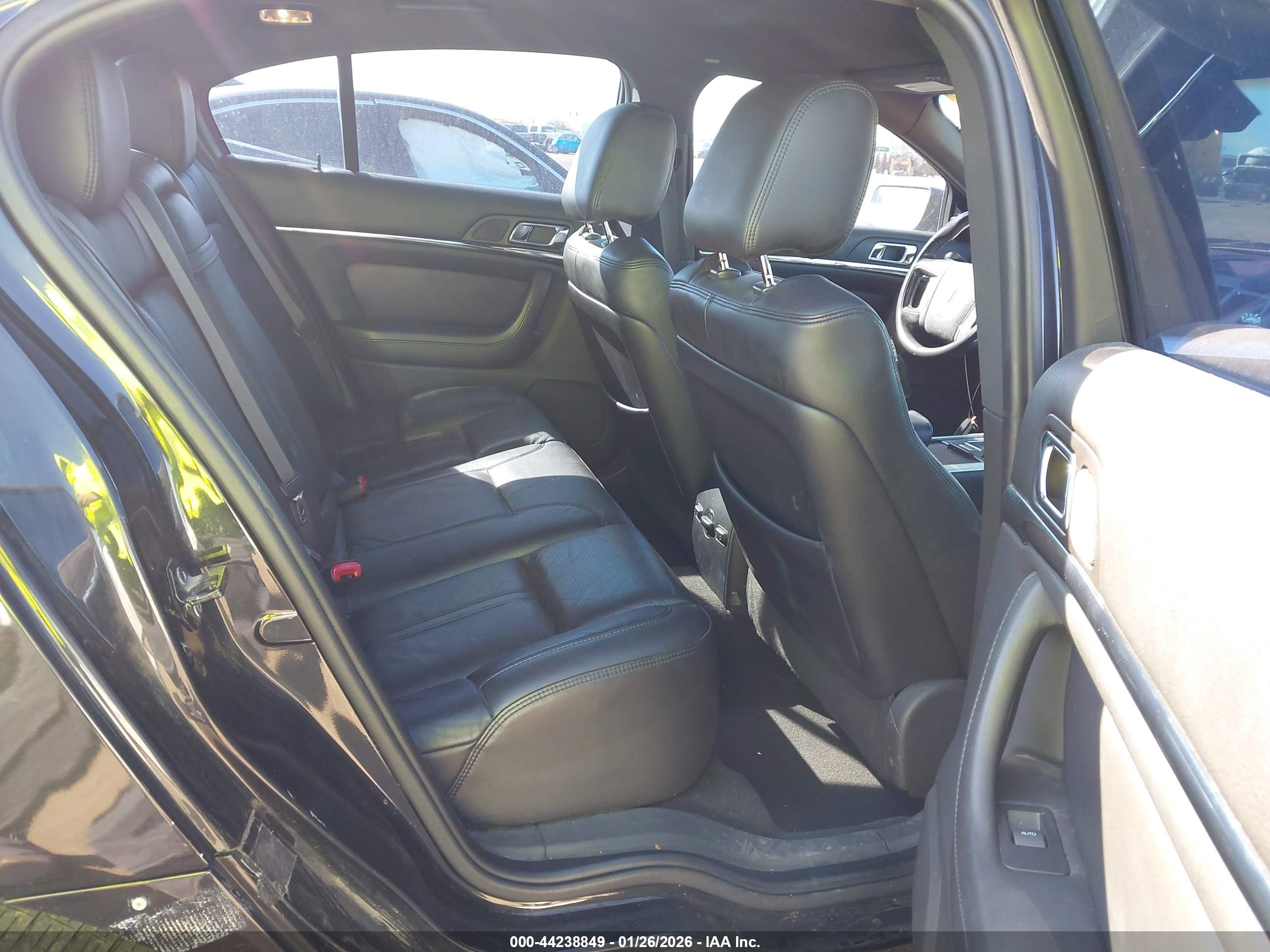 LINCOLN MKS image 8