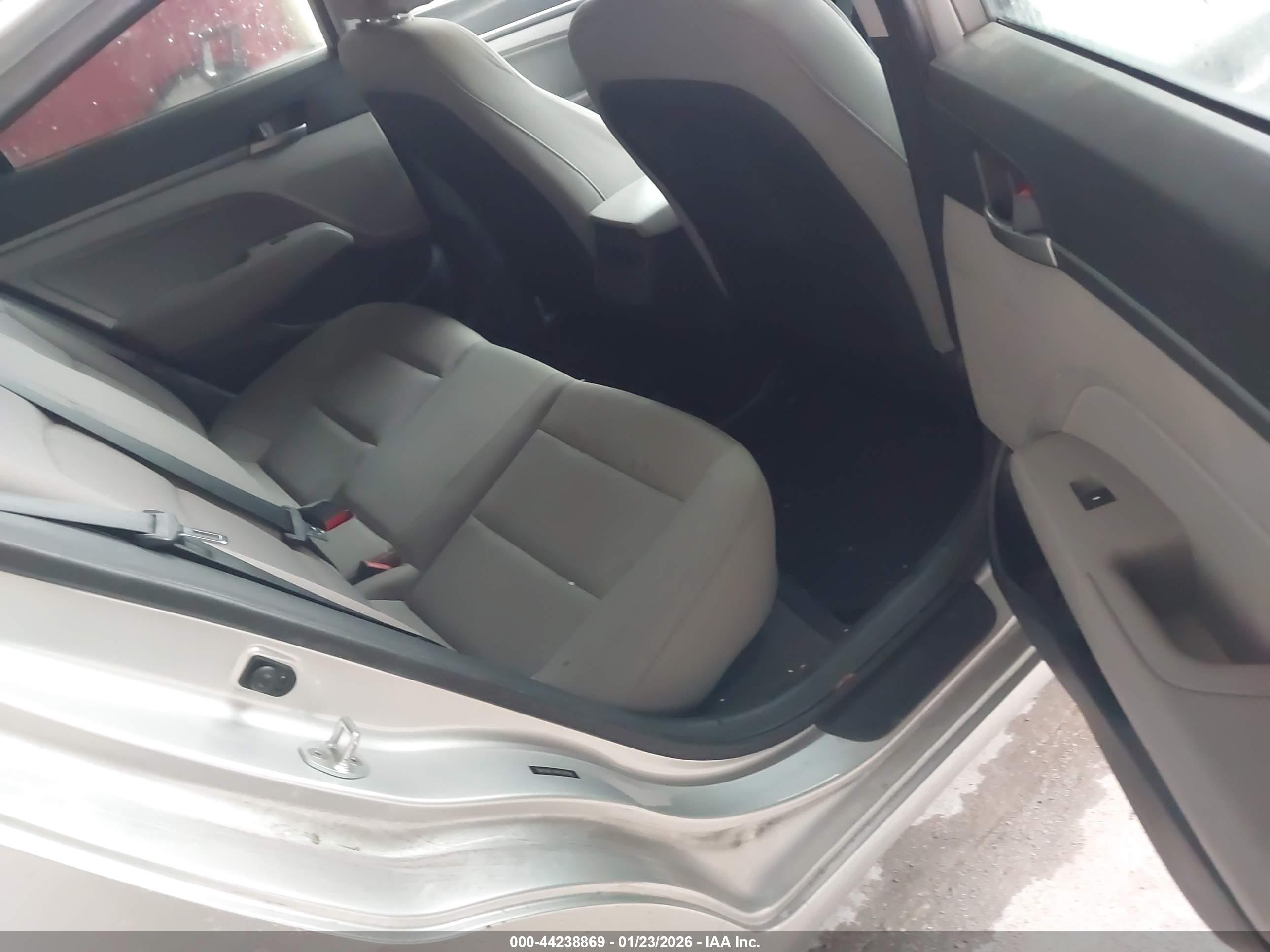 HYUNDAI ELANTRA image 8