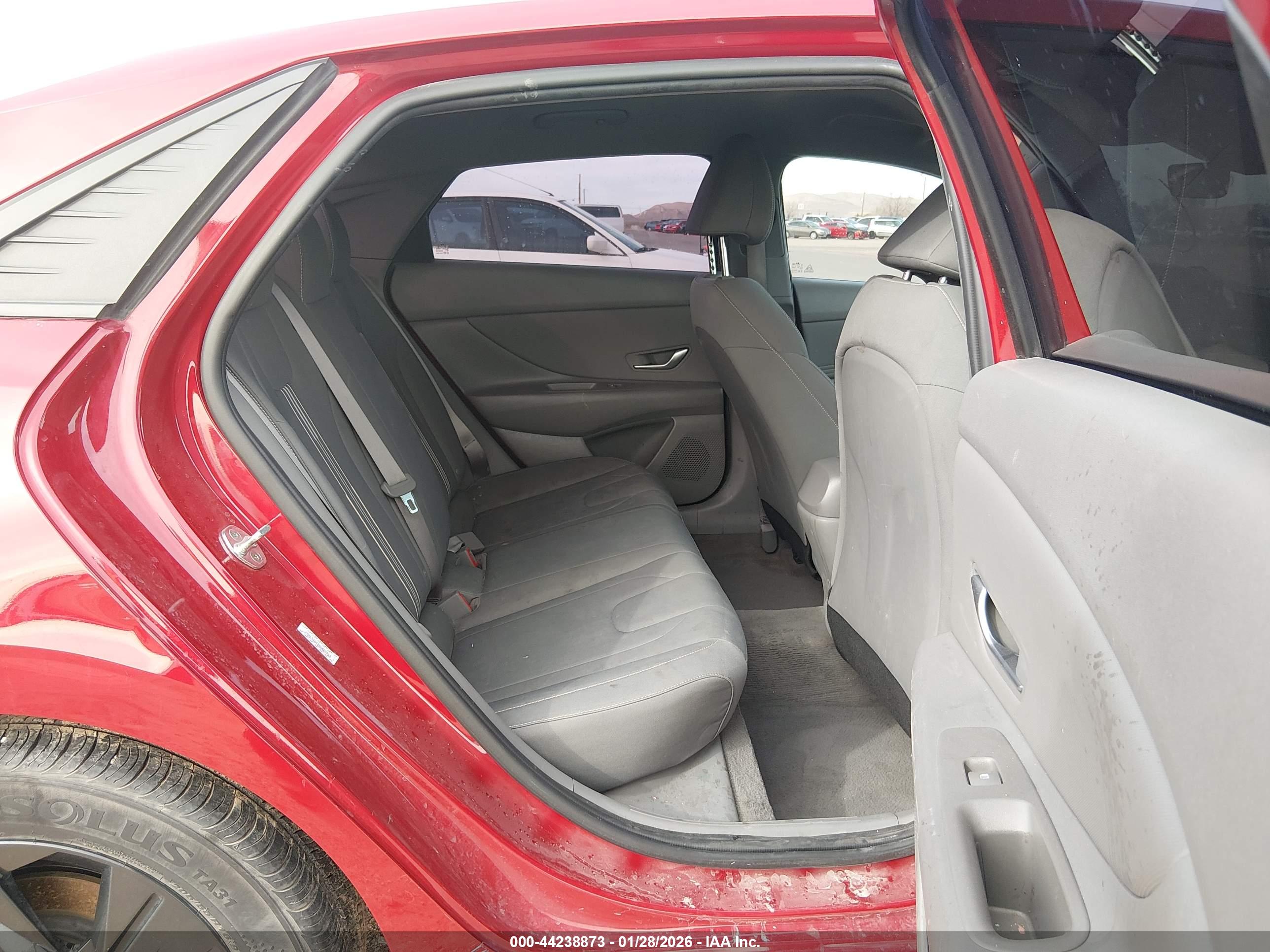 HYUNDAI ELANTRA image 8