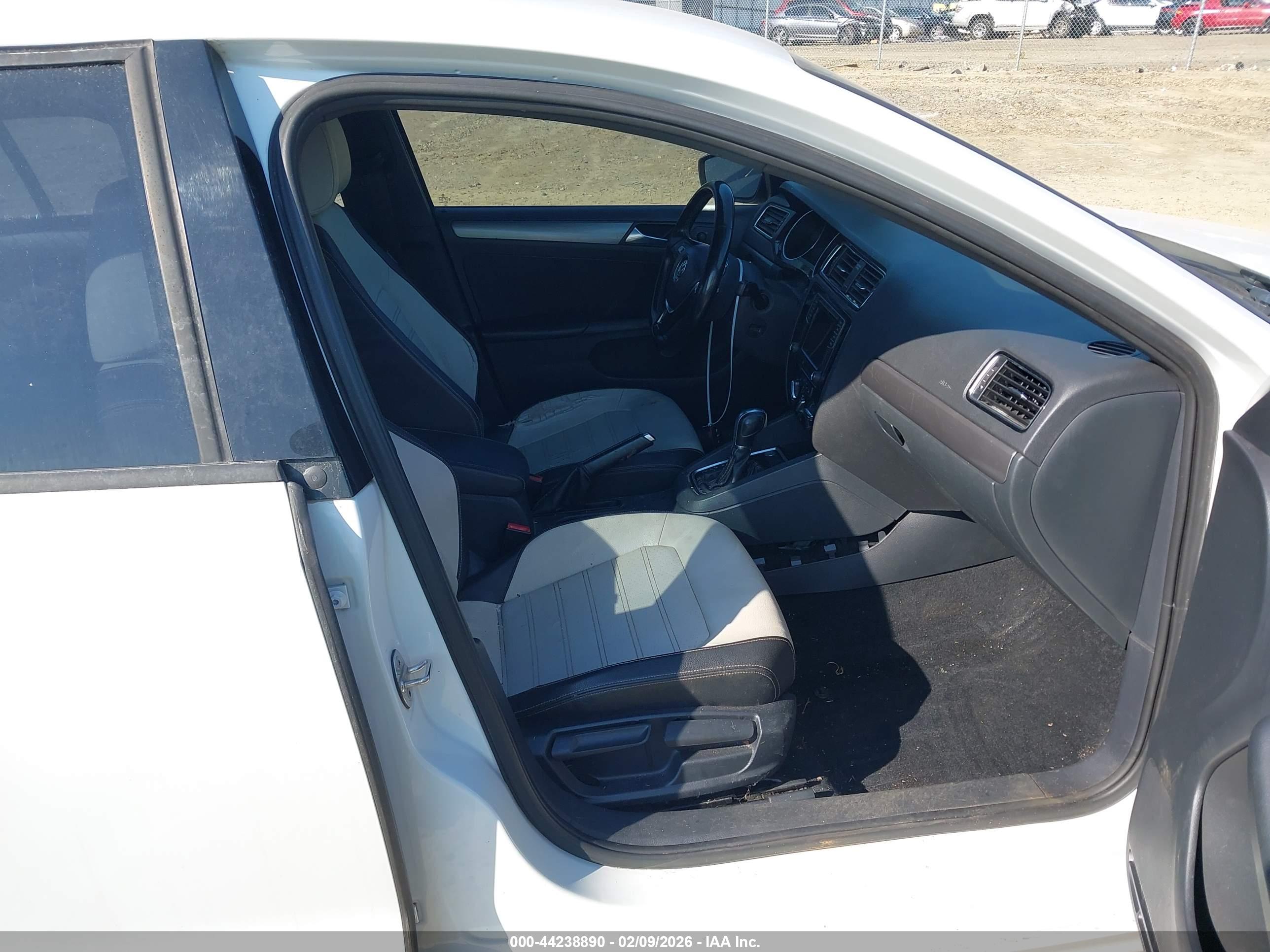 VOLKSWAGEN JETTA image 5