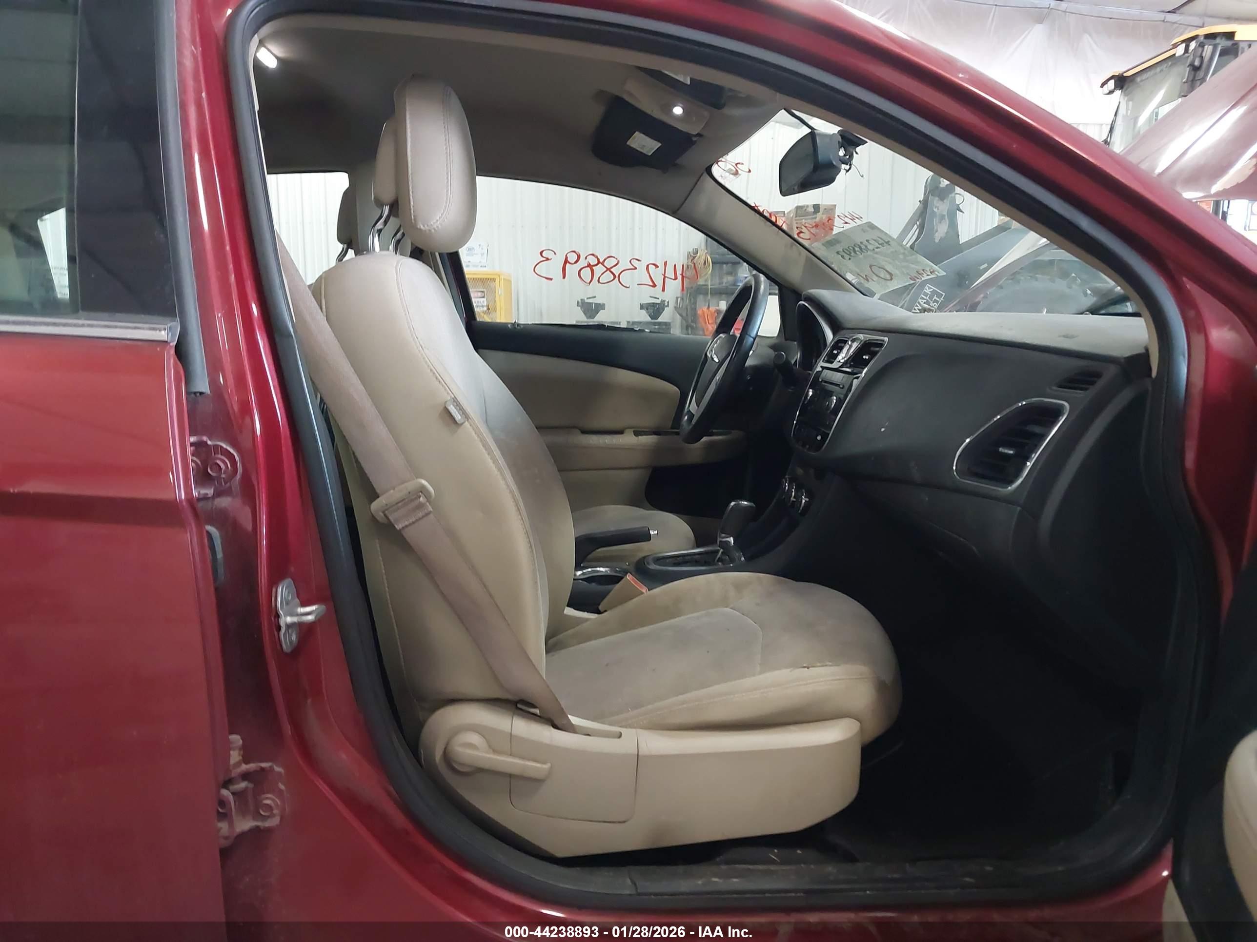 CHRYSLER 200 image 5