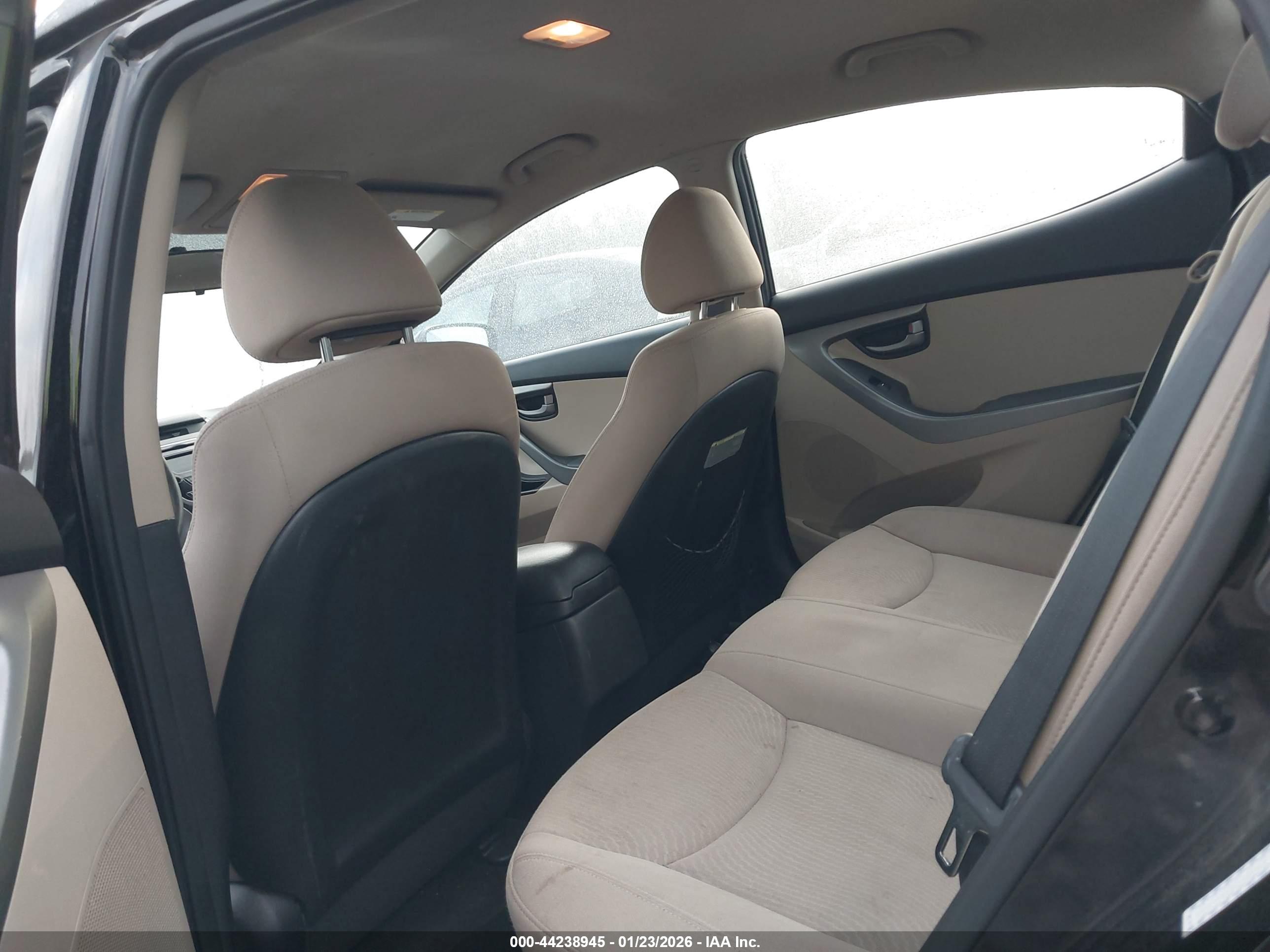 HYUNDAI ELANTRA image 8
