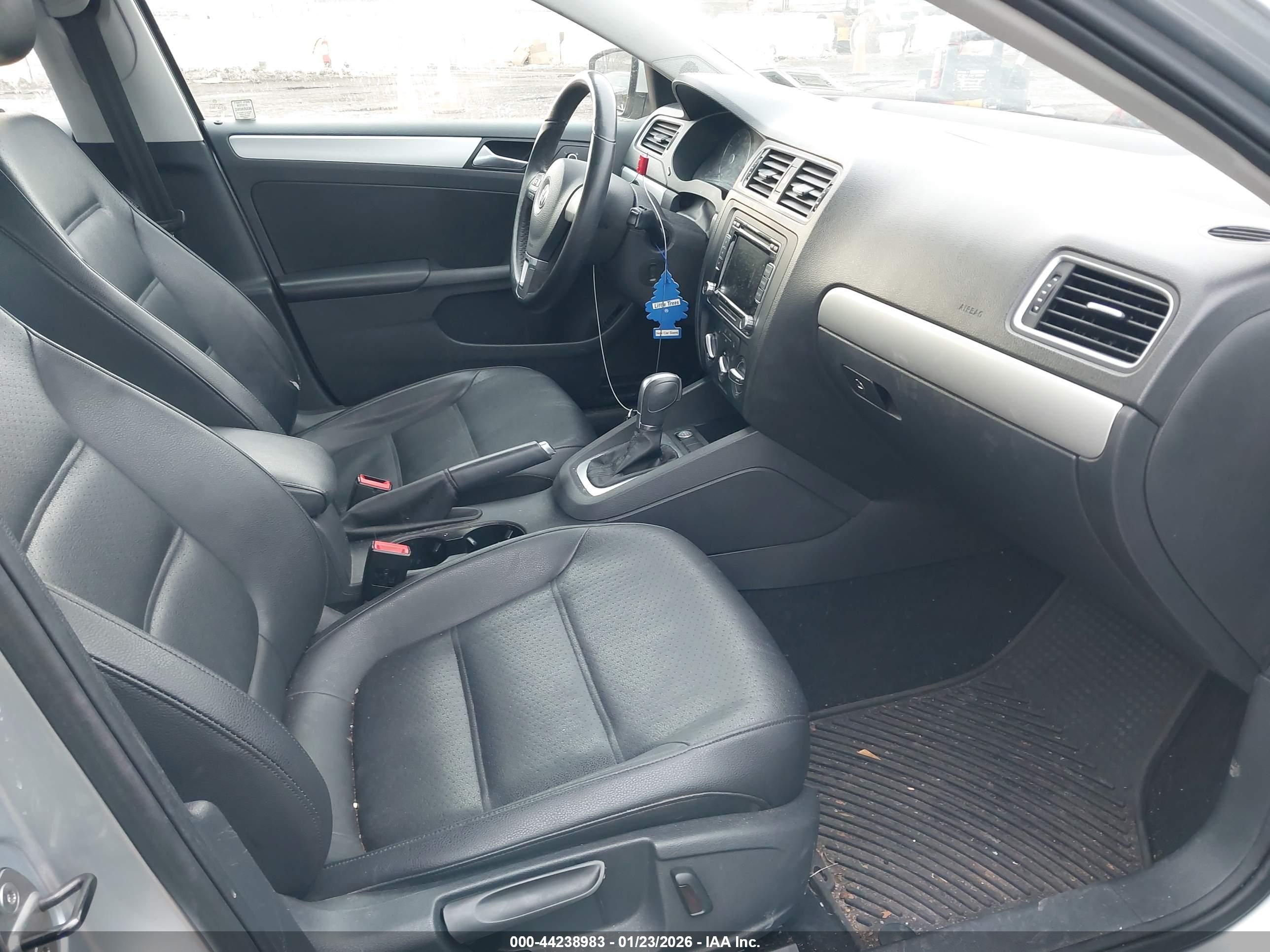 VOLKSWAGEN JETTA image 5