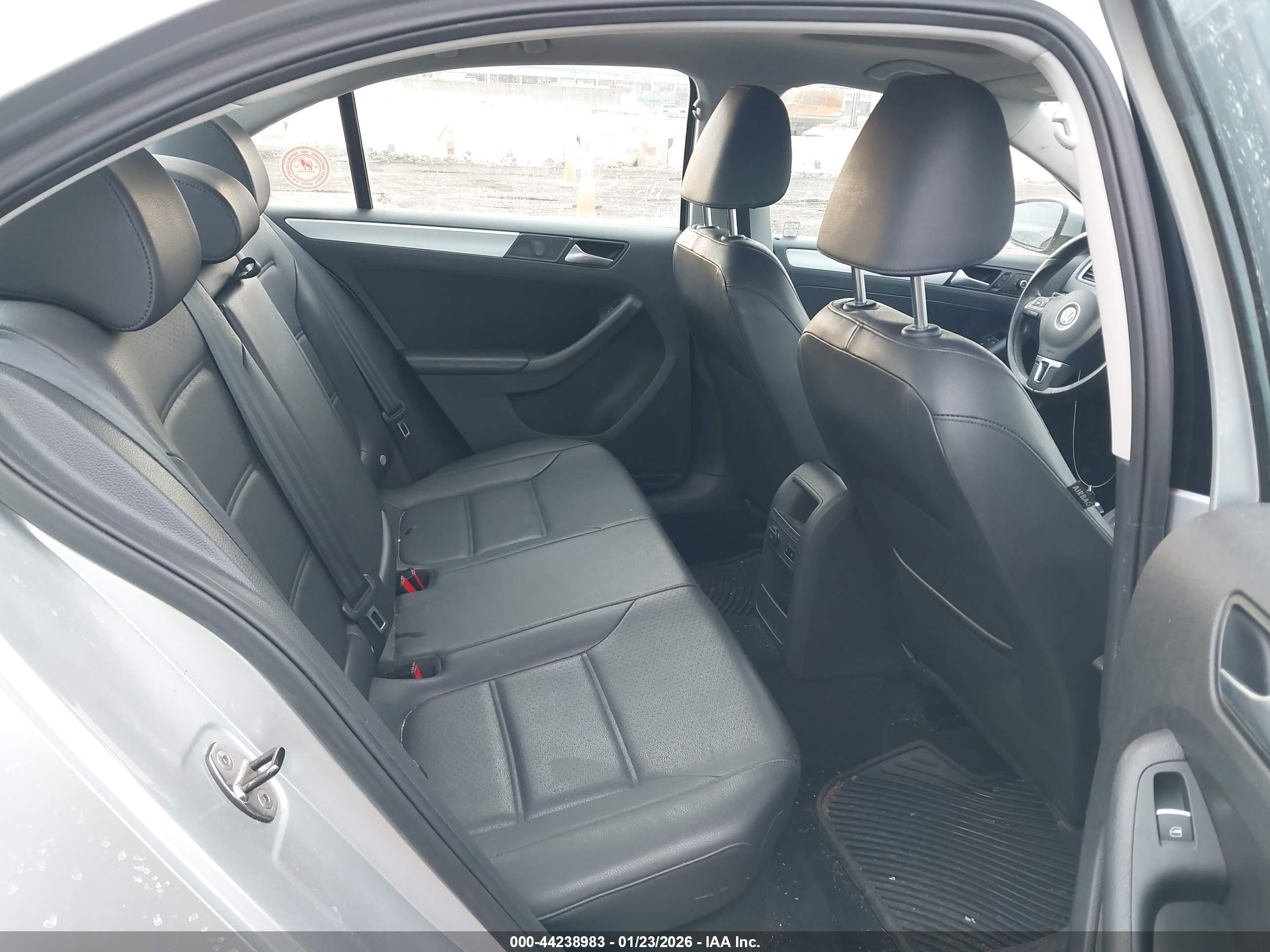 VOLKSWAGEN JETTA image 8