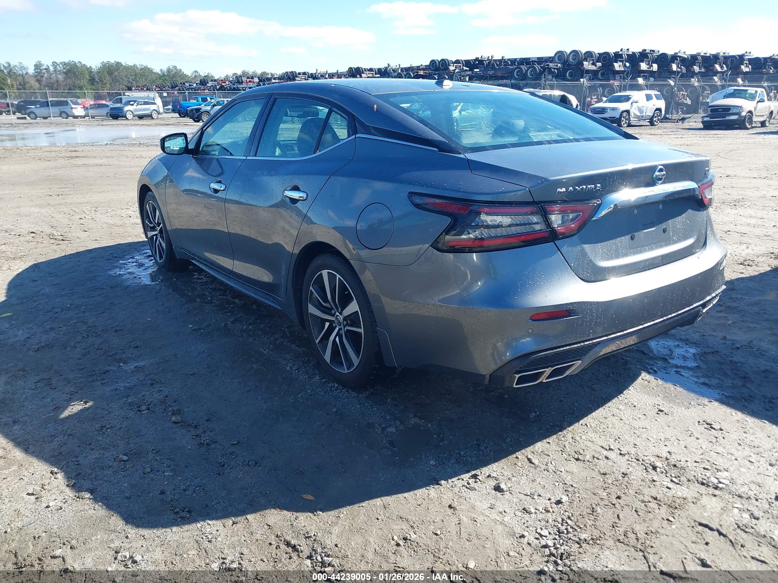 NISSAN MAXIMA image 3