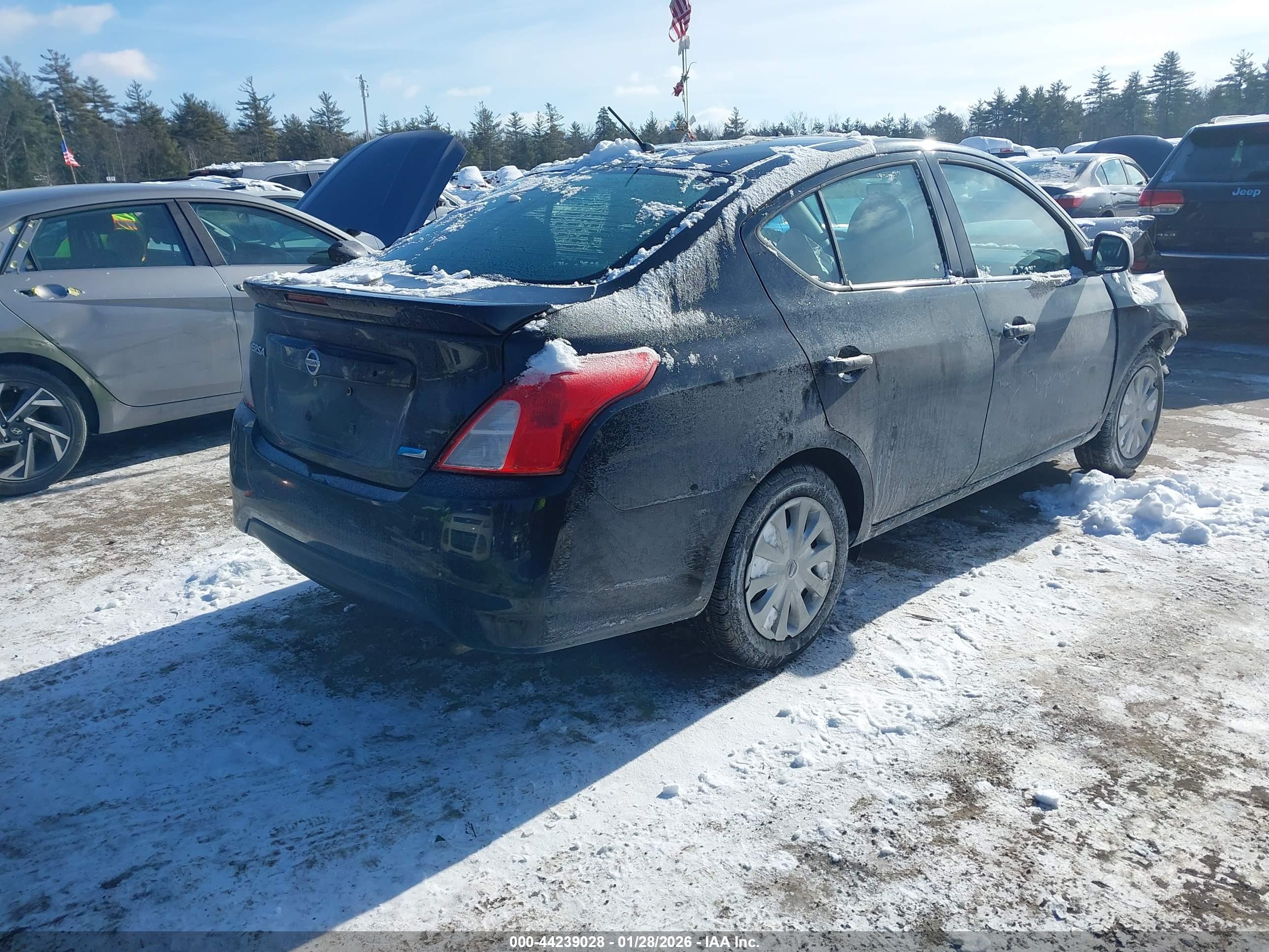 NISSAN VERSA image 4