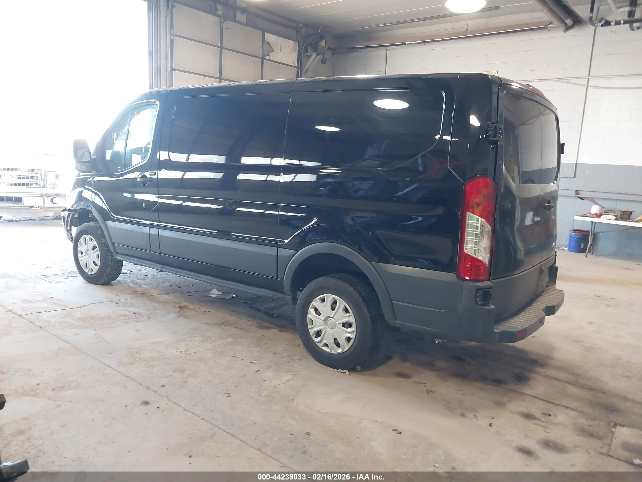 FORD TRANSIT-150 image 3