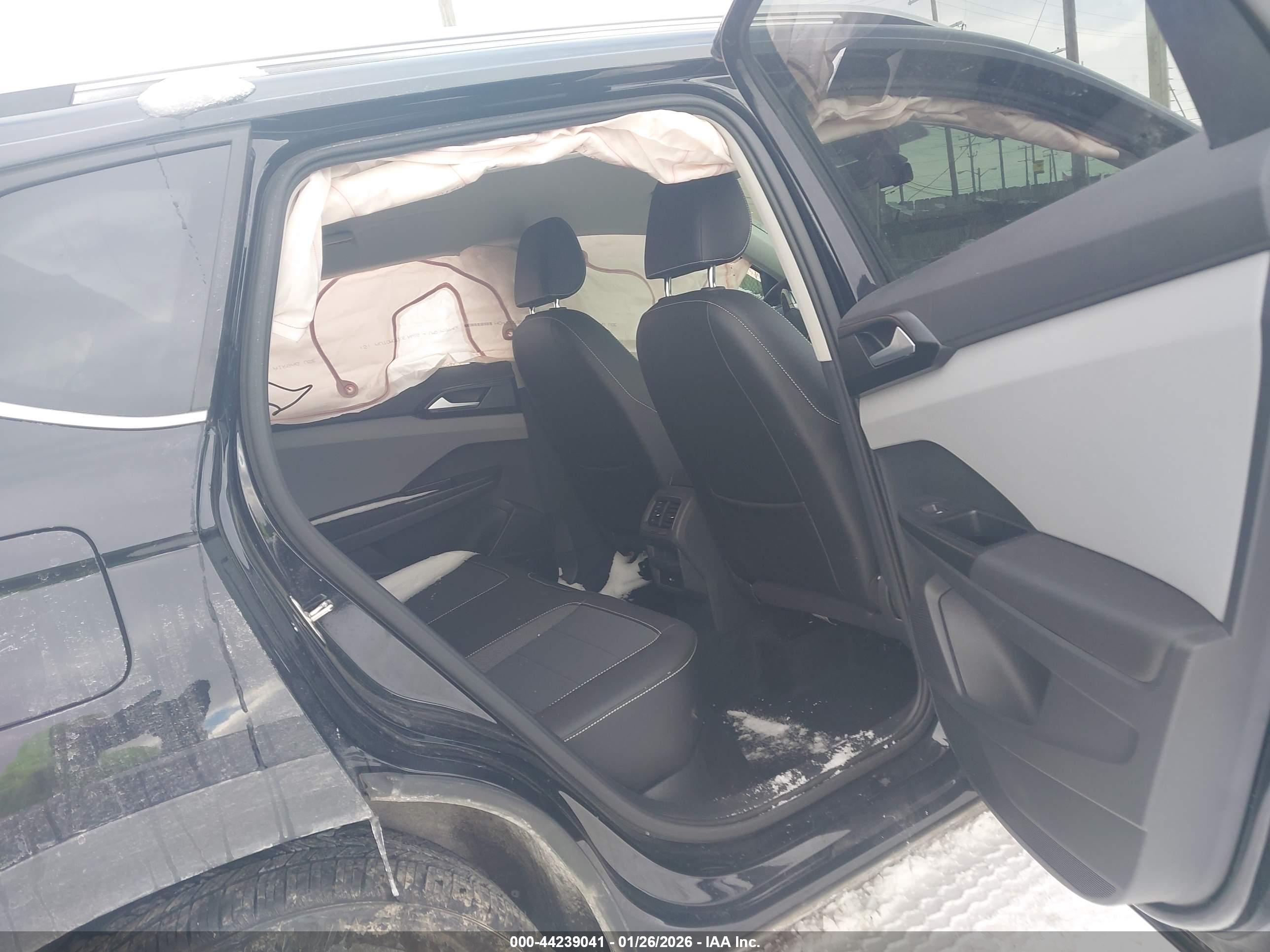 VOLKSWAGEN TAOS image 8