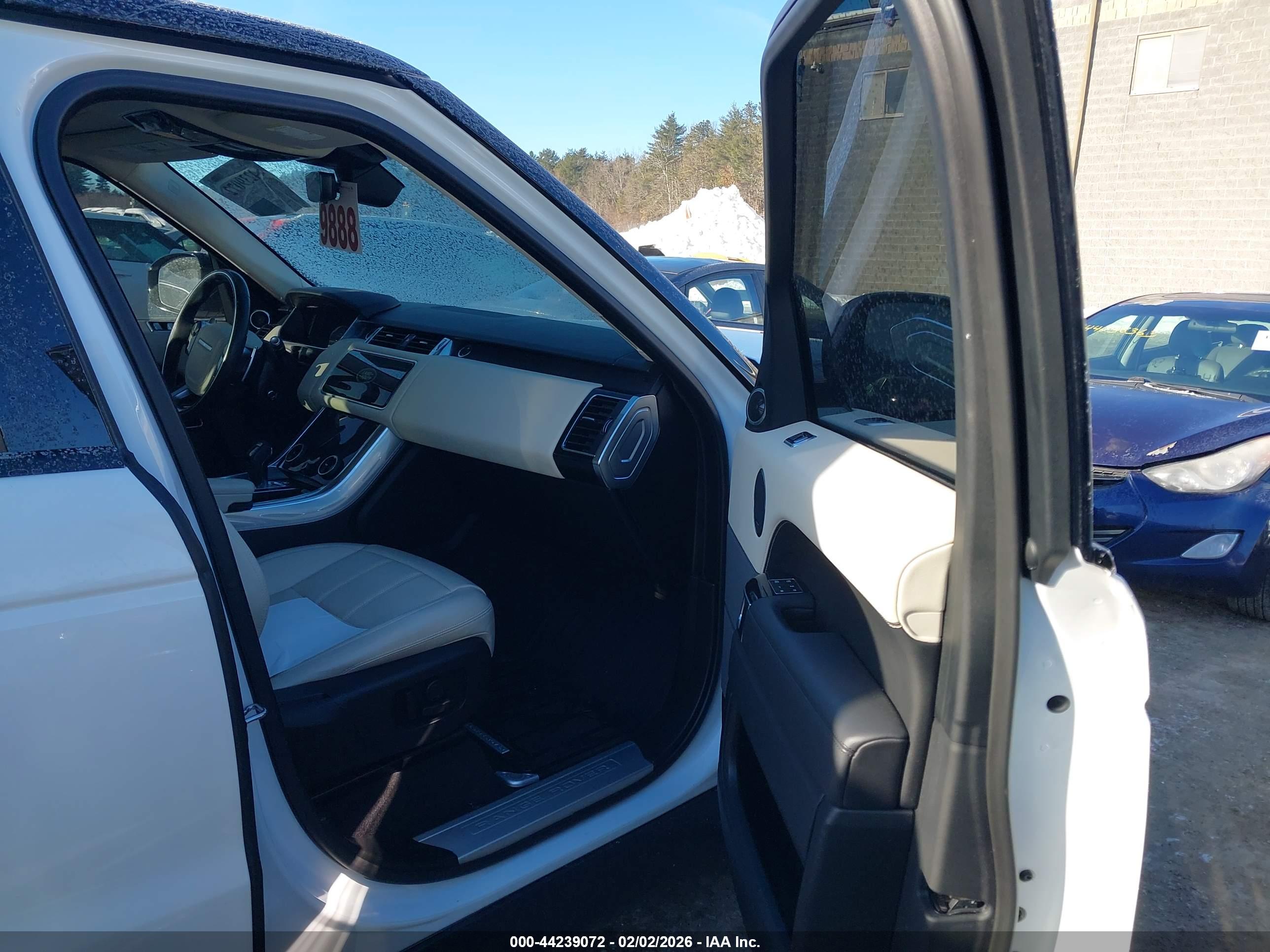 LAND ROVER image 5
