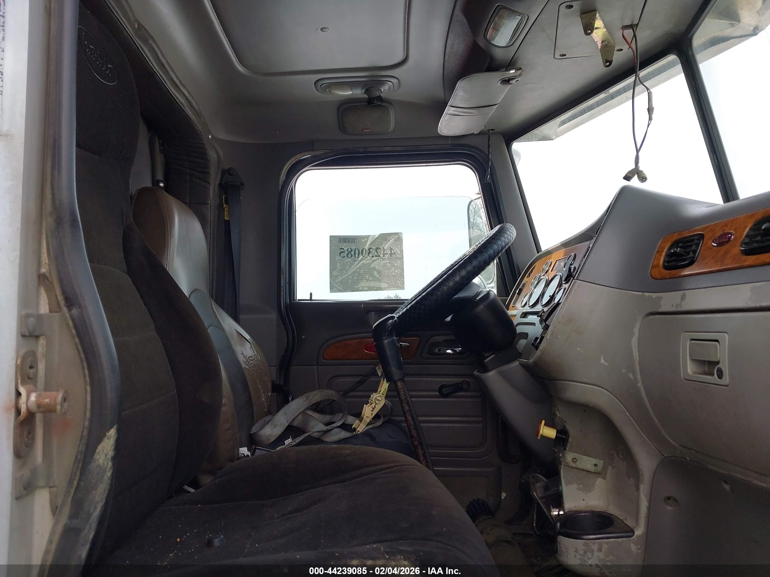PETERBILT 385 image 8