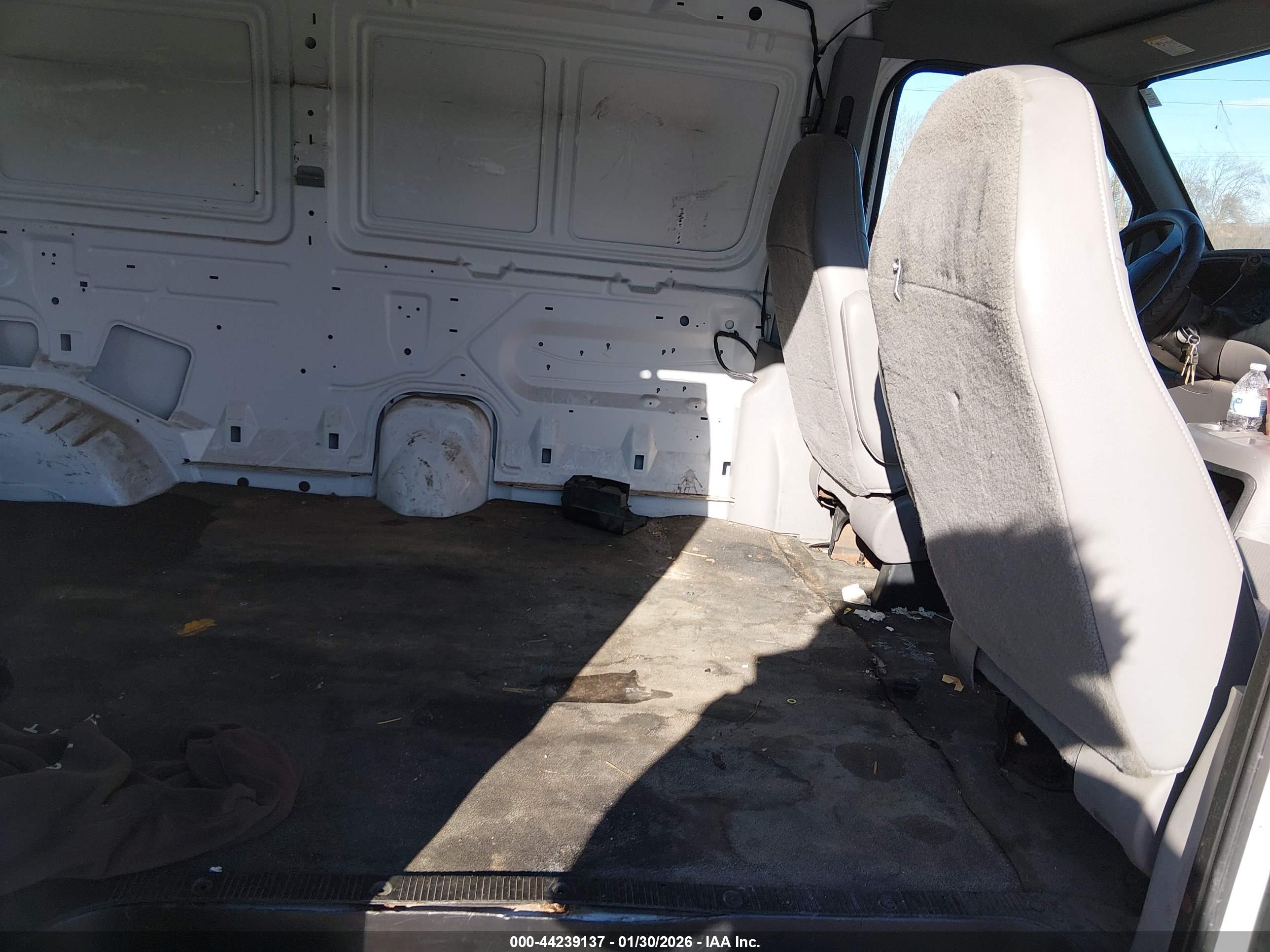 FORD E-250 image 8