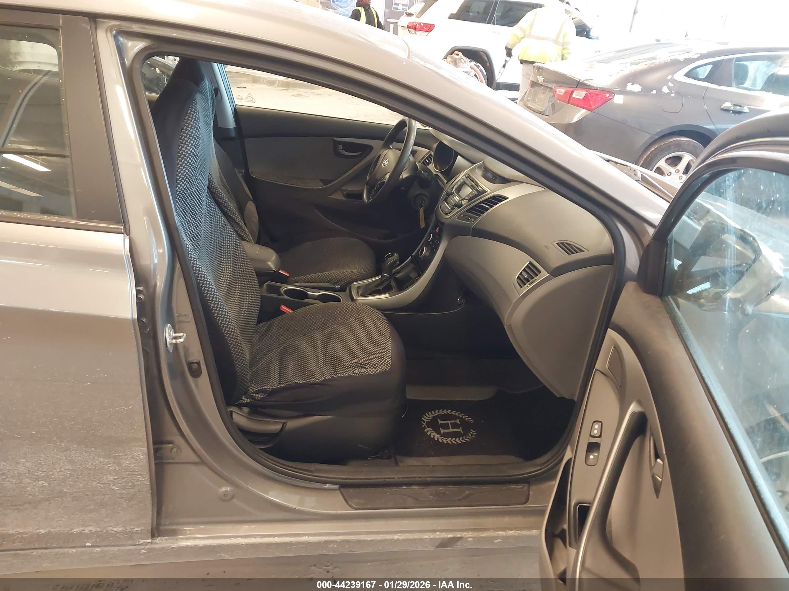 HYUNDAI ELANTRA image 5