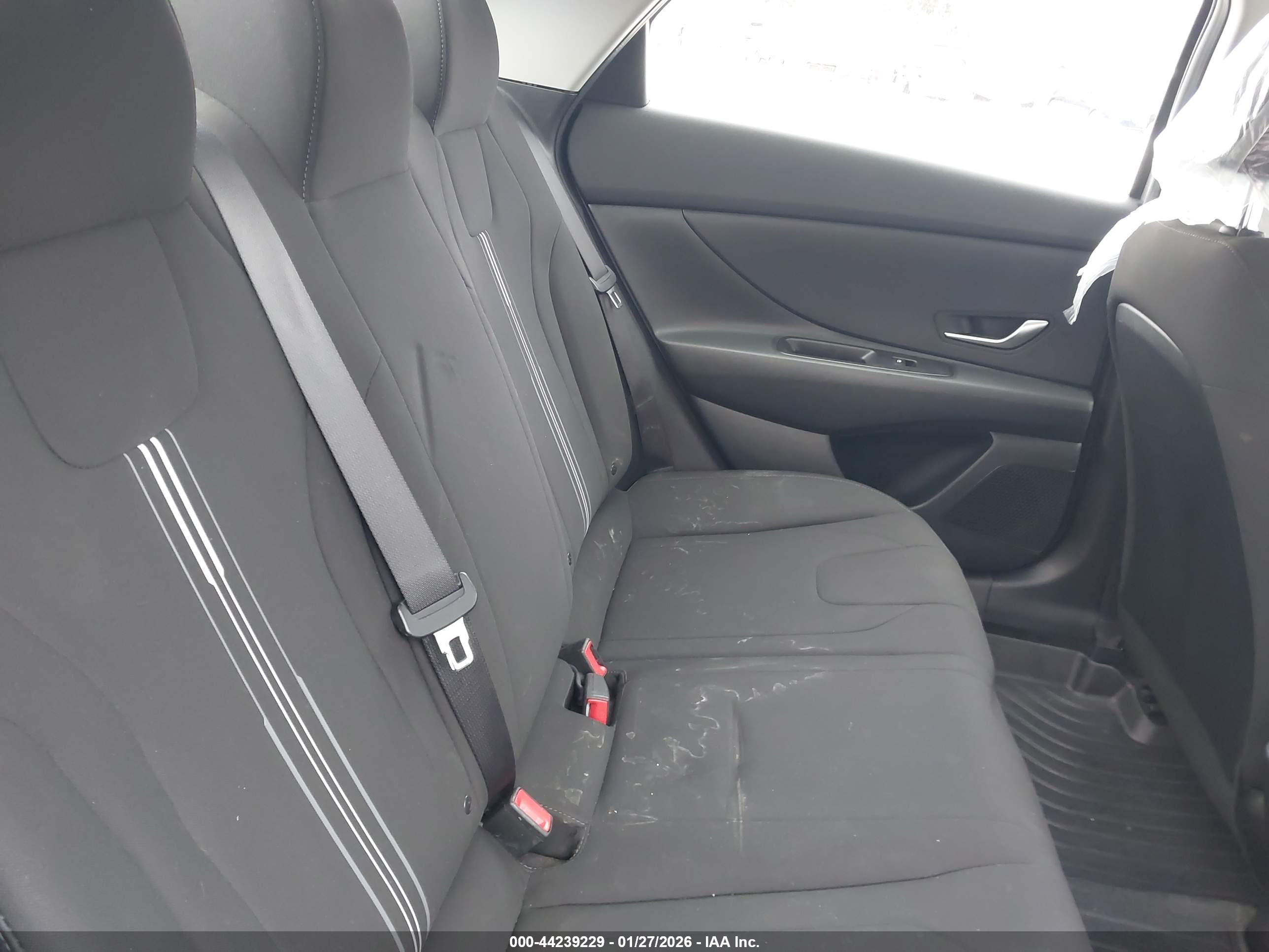 HYUNDAI ELANTRA image 8