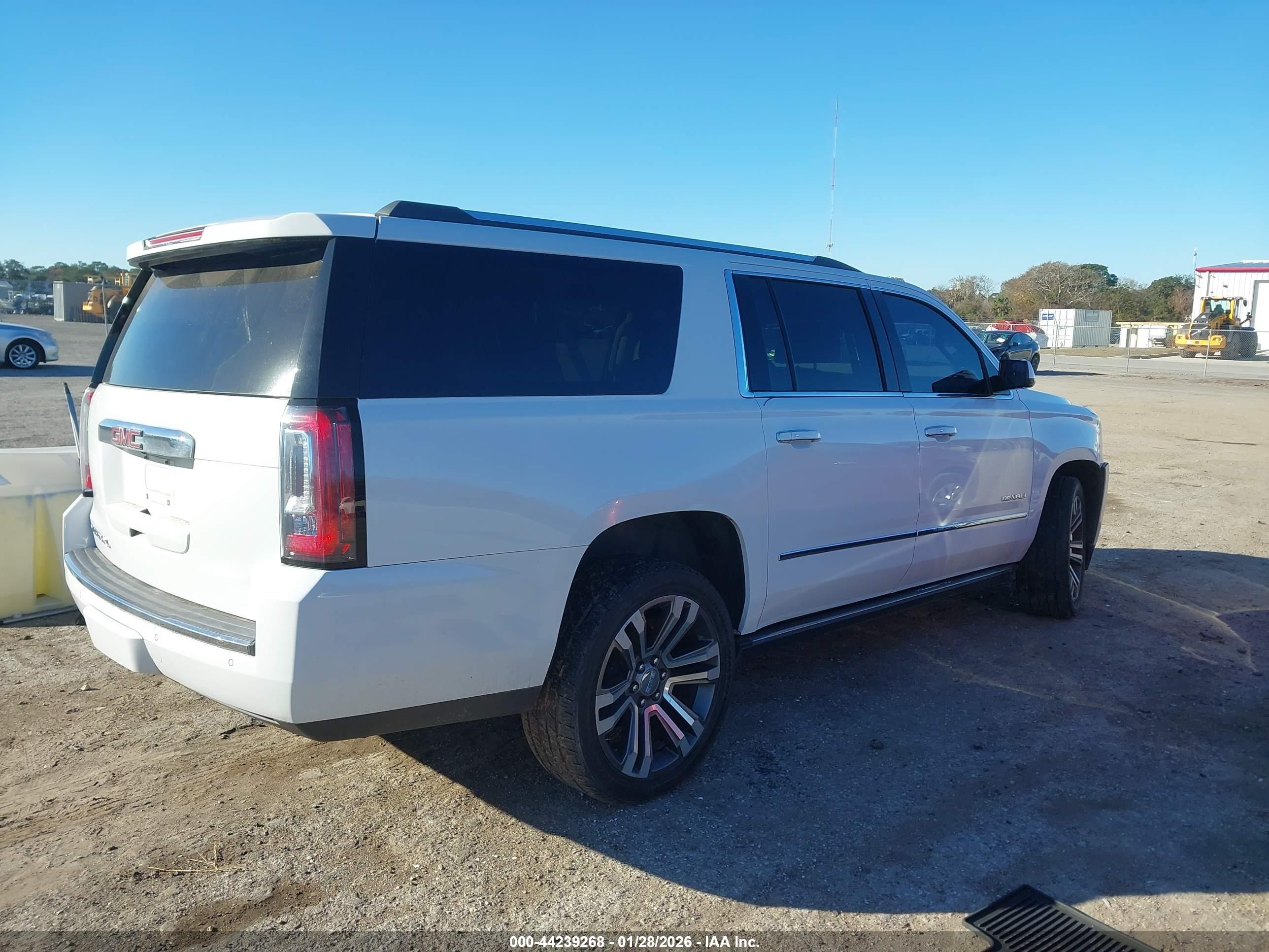 GMC YUKON image 4